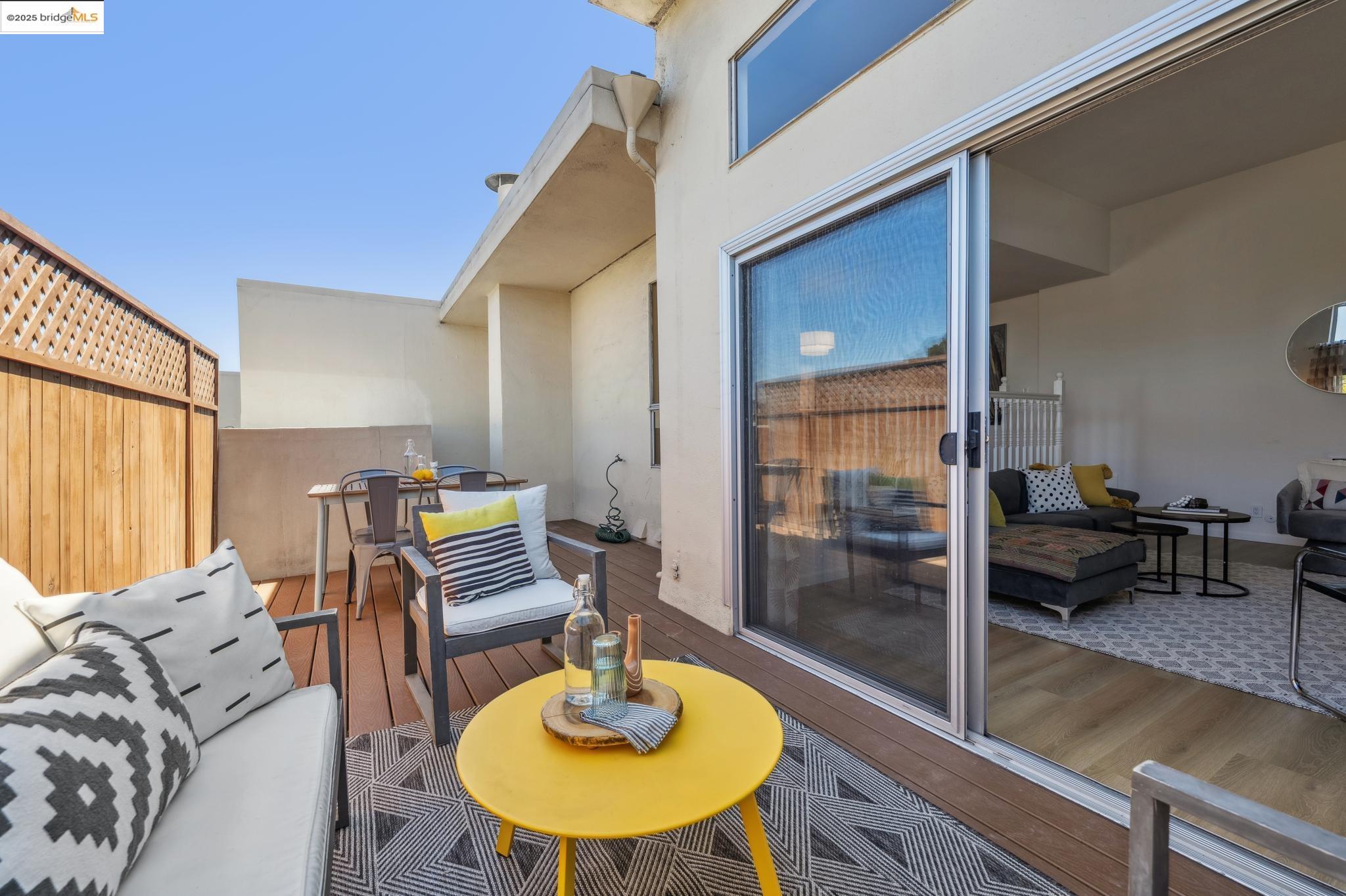 Detail Gallery Image 3 of 34 For 466 Crescent St #401,  Oakland,  CA 94610 - 3 Beds | 2 Baths