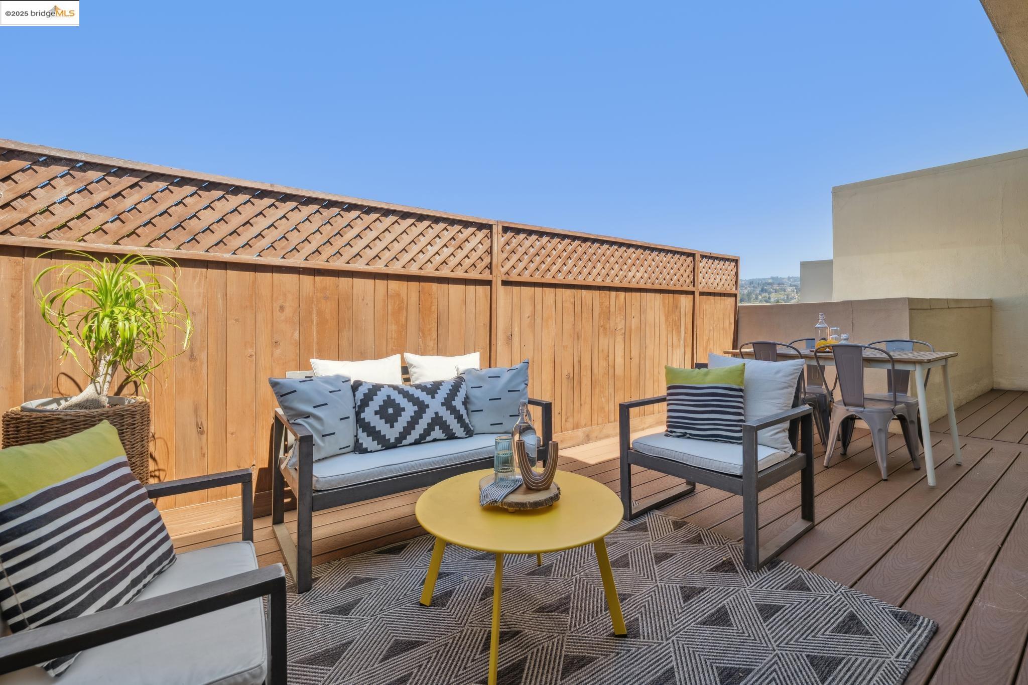 Detail Gallery Image 4 of 34 For 466 Crescent St #401,  Oakland,  CA 94610 - 3 Beds | 2 Baths