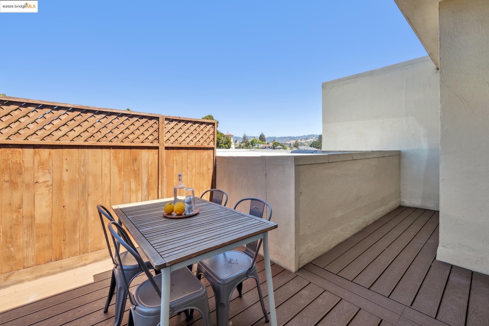Detail Gallery Image 5 of 34 For 466 Crescent St #401,  Oakland,  CA 94610 - 3 Beds | 2 Baths