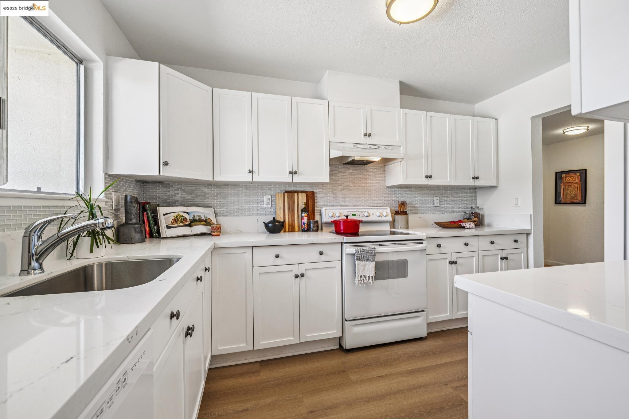 Detail Gallery Image 10 of 34 For 466 Crescent St #401,  Oakland,  CA 94610 - 3 Beds | 2 Baths