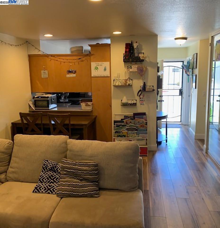 Detail Gallery Image 8 of 10 For 900 Southhampton Rd #24,  Benicia,  CA 94510 - 3 Beds | 1/1 Baths