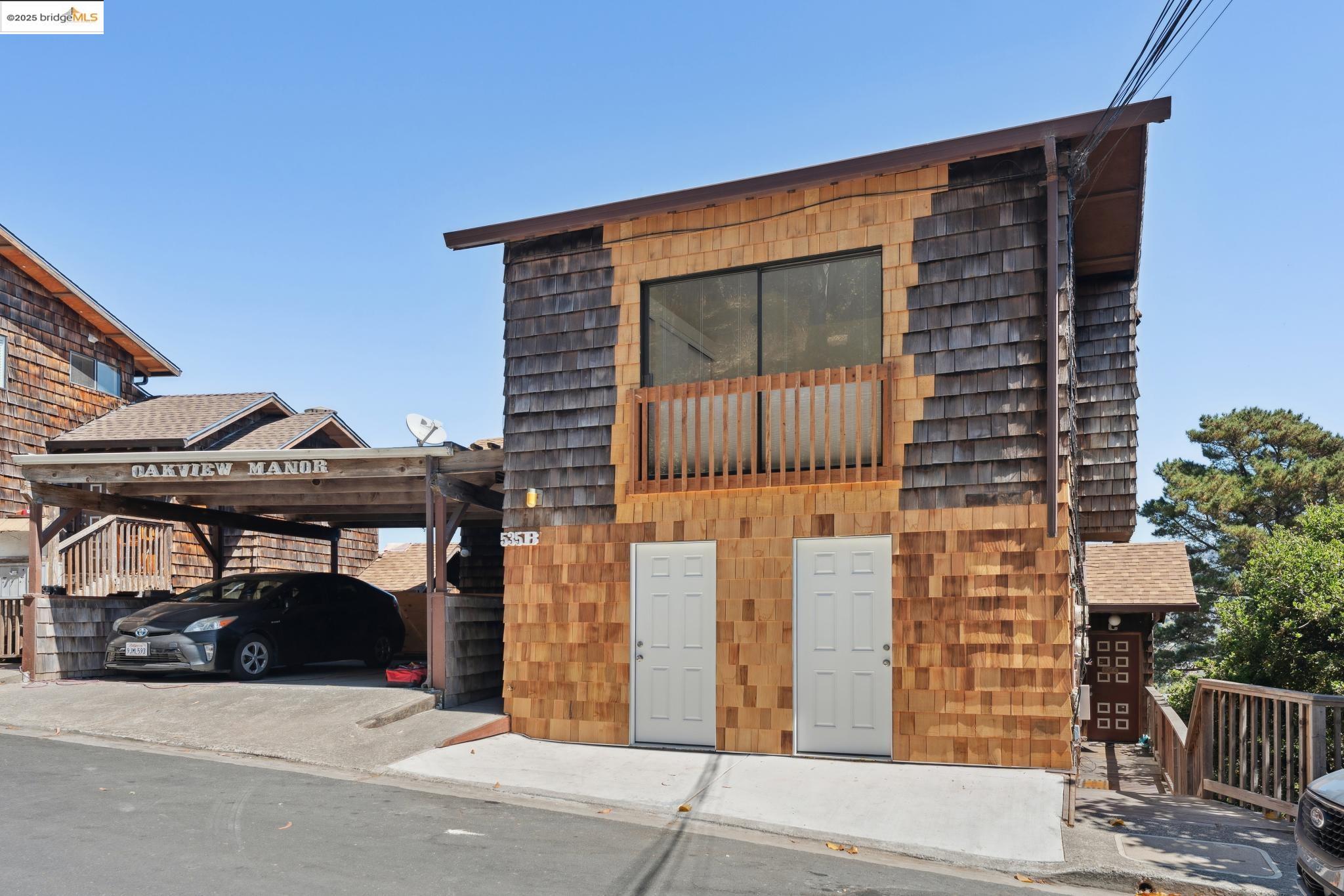 Detail Gallery Image 1 of 36 For 535 Jackson St #B,  Albany,  CA 94706 - 2 Beds | 2 Baths