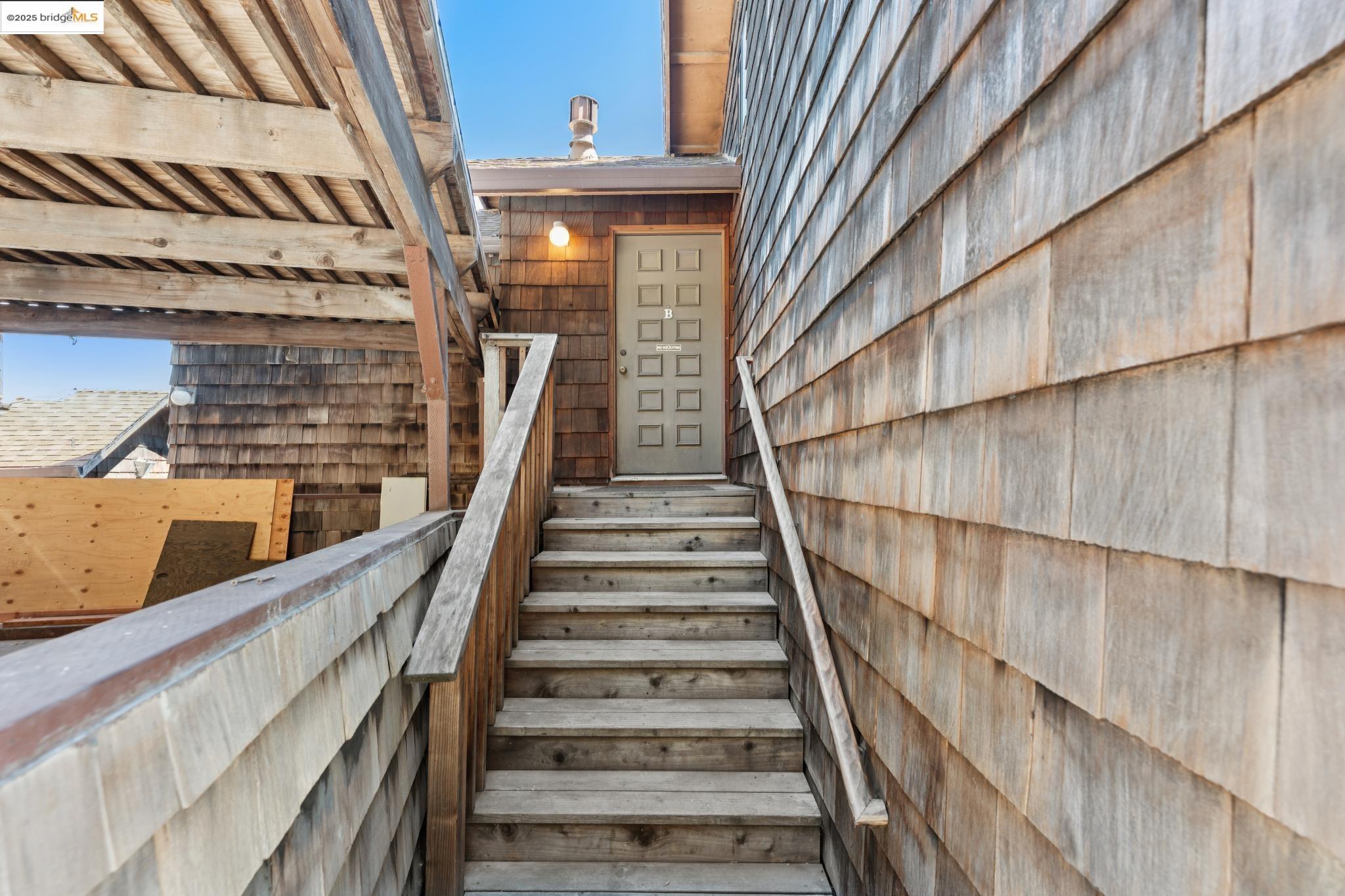 Detail Gallery Image 2 of 36 For 535 Jackson St #B,  Albany,  CA 94706 - 2 Beds | 2 Baths
