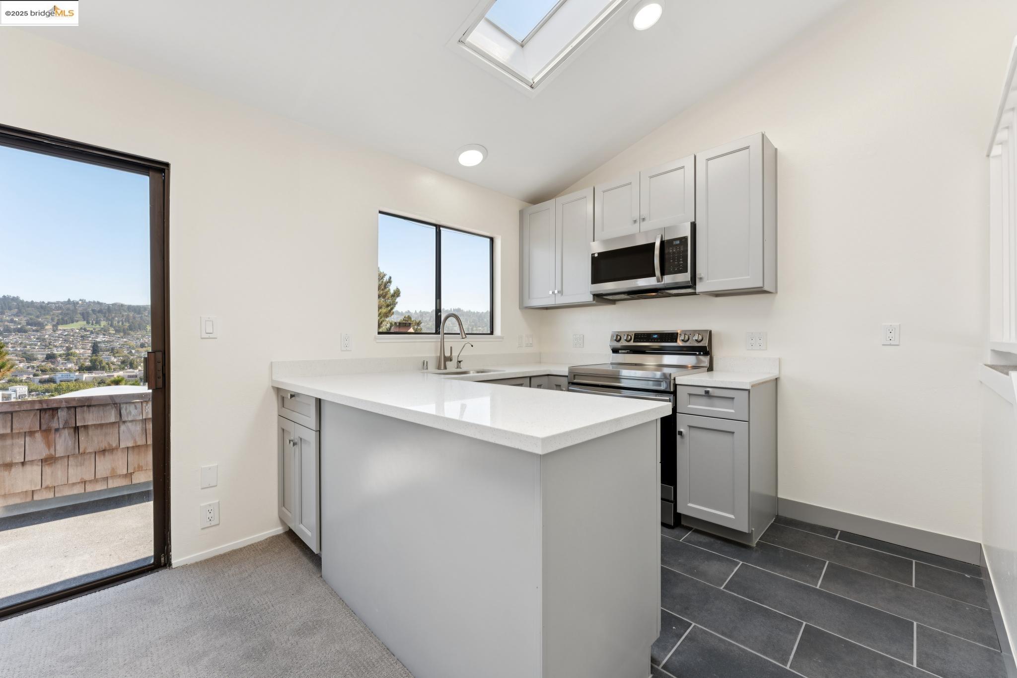 Detail Gallery Image 18 of 36 For 535 Jackson St #B,  Albany,  CA 94706 - 2 Beds | 2 Baths