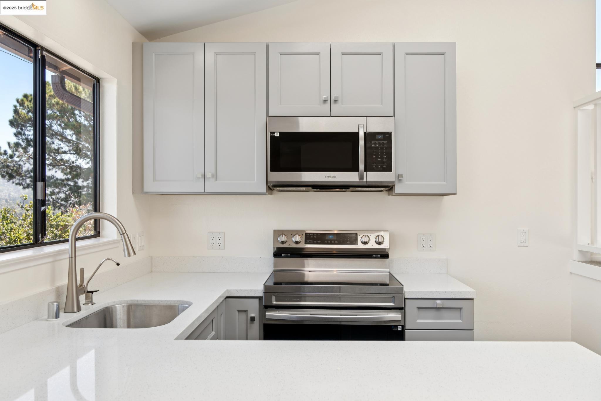 Detail Gallery Image 19 of 36 For 535 Jackson St #B,  Albany,  CA 94706 - 2 Beds | 2 Baths