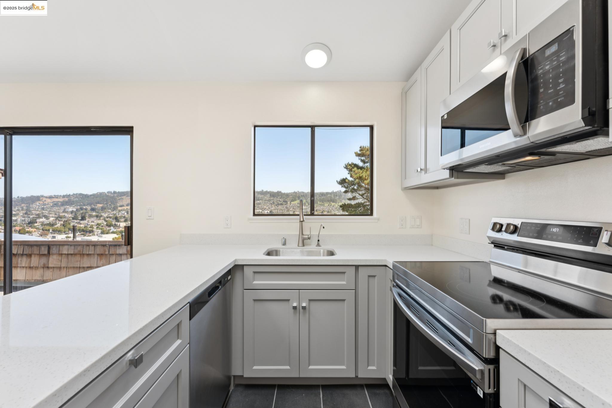 Detail Gallery Image 20 of 36 For 535 Jackson St #B,  Albany,  CA 94706 - 2 Beds | 2 Baths