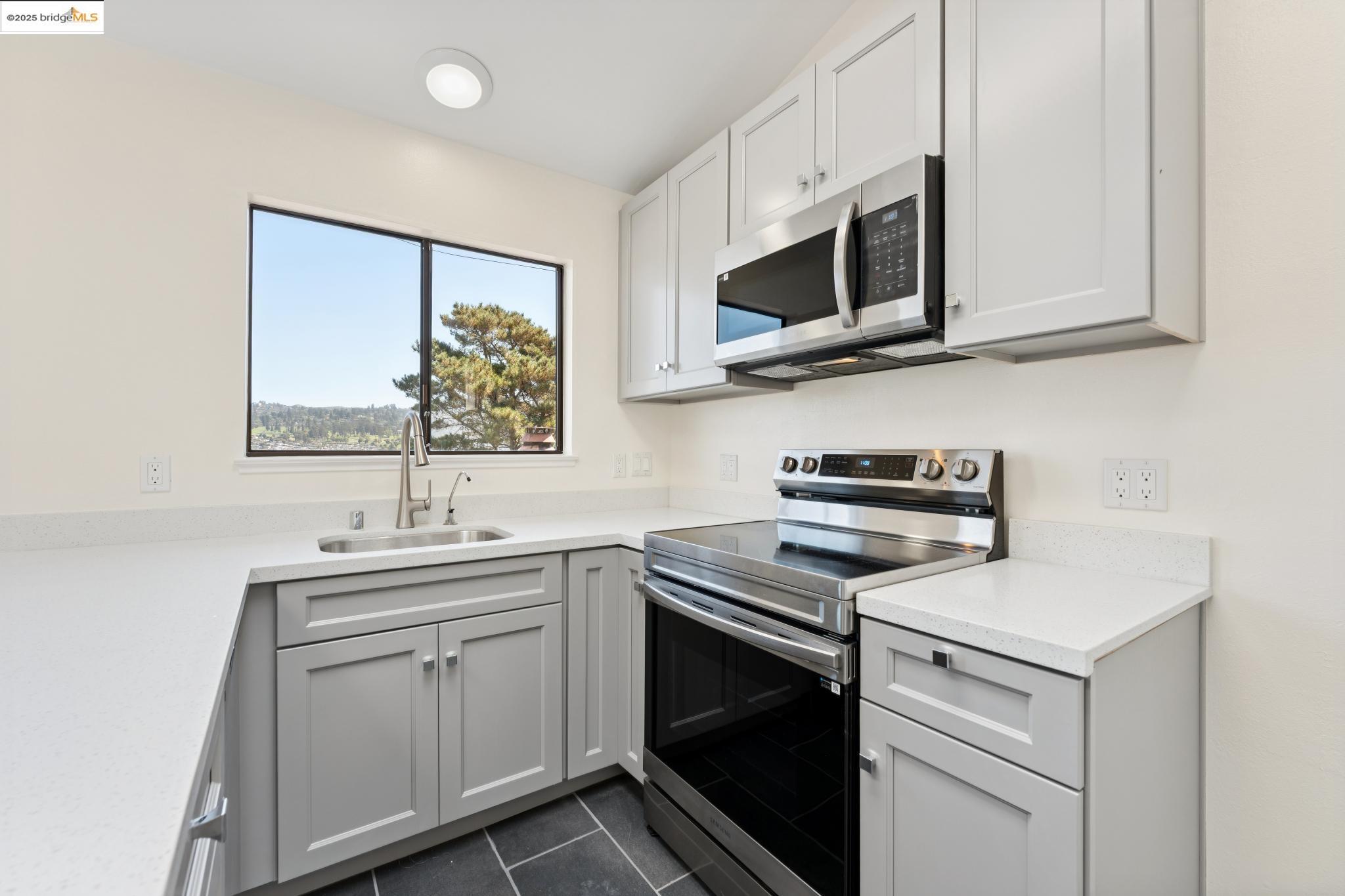 Detail Gallery Image 22 of 36 For 535 Jackson St #B,  Albany,  CA 94706 - 2 Beds | 2 Baths