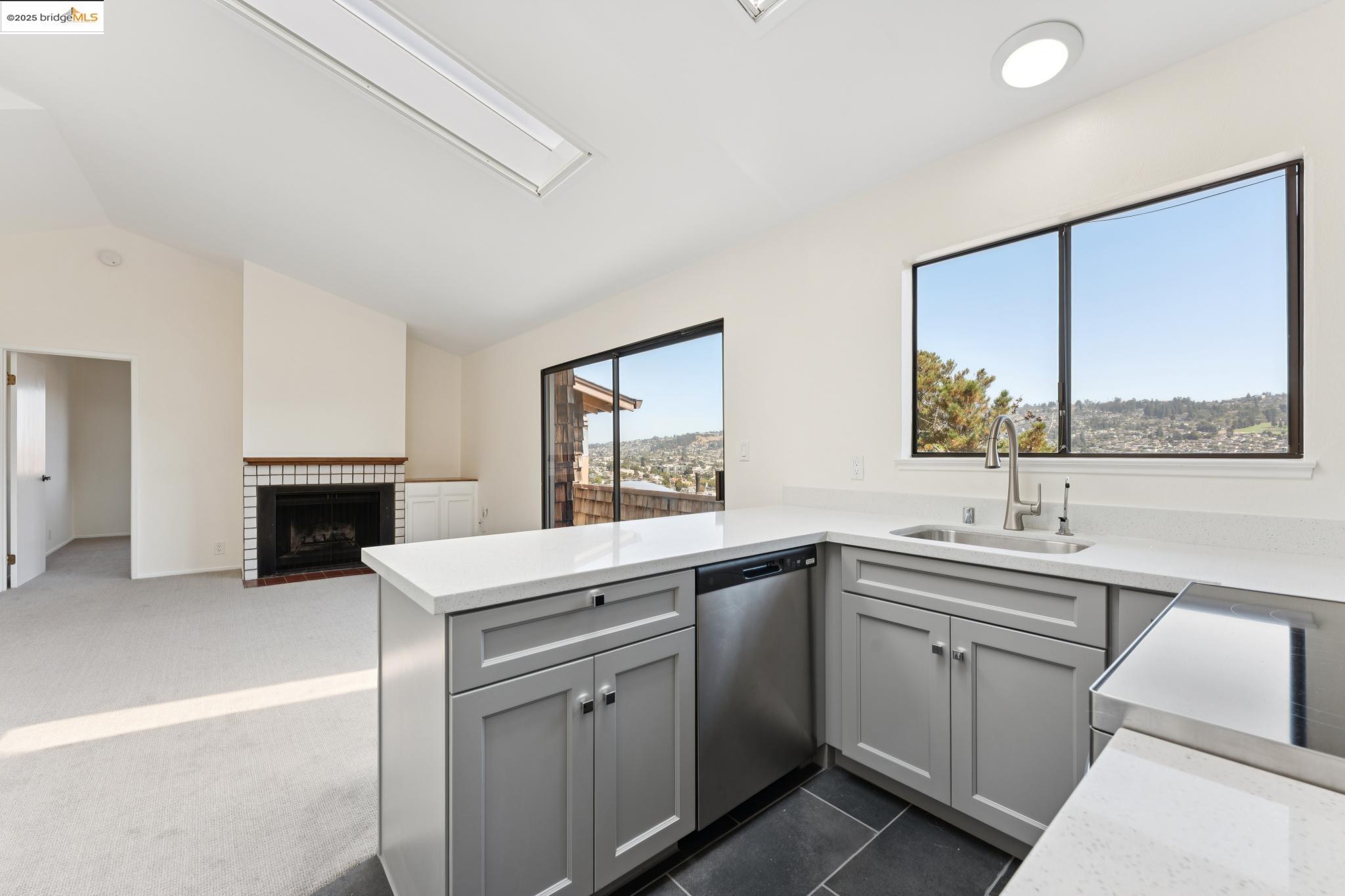 Detail Gallery Image 23 of 36 For 535 Jackson St #B,  Albany,  CA 94706 - 2 Beds | 2 Baths
