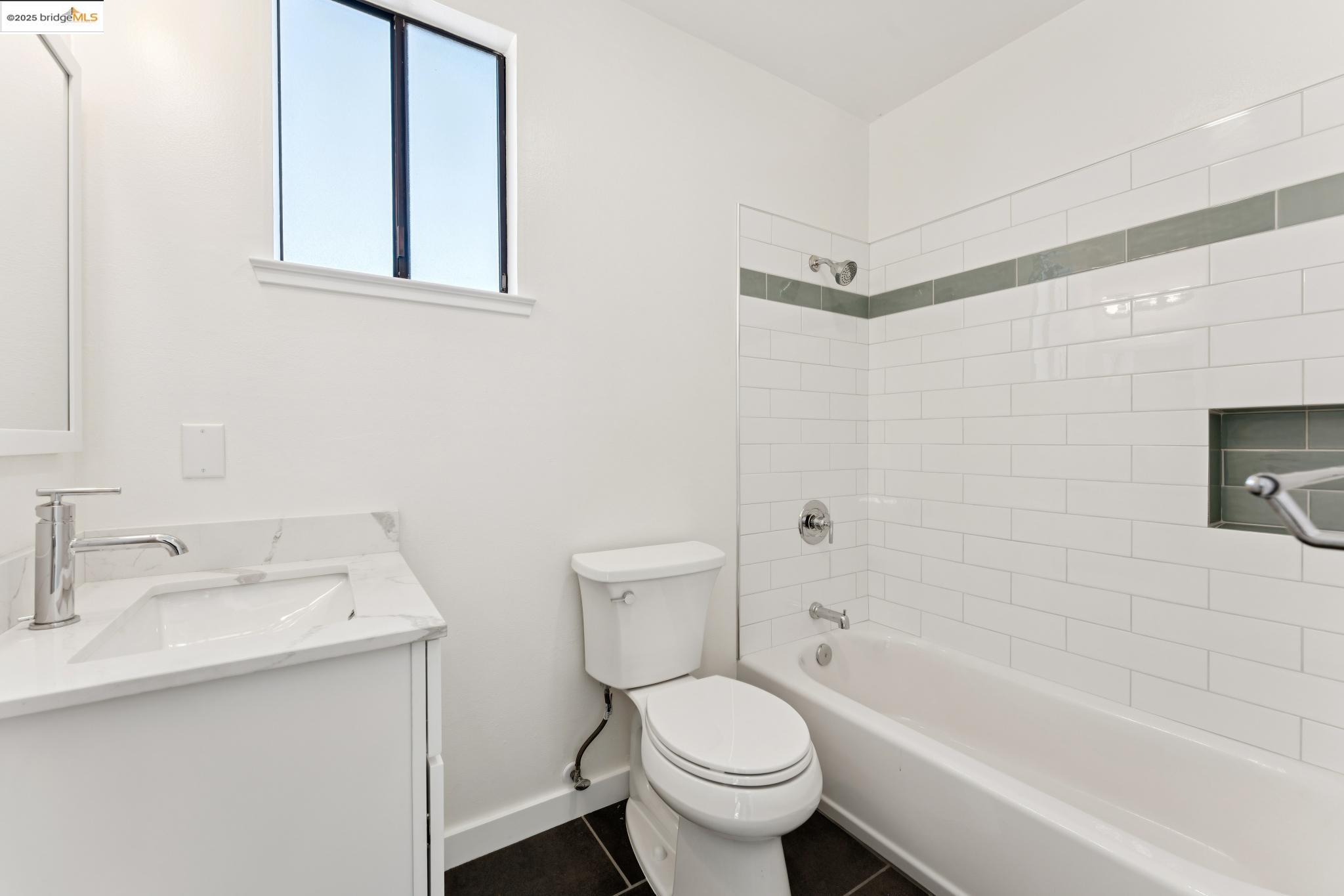Detail Gallery Image 35 of 36 For 535 Jackson St #B,  Albany,  CA 94706 - 2 Beds | 2 Baths