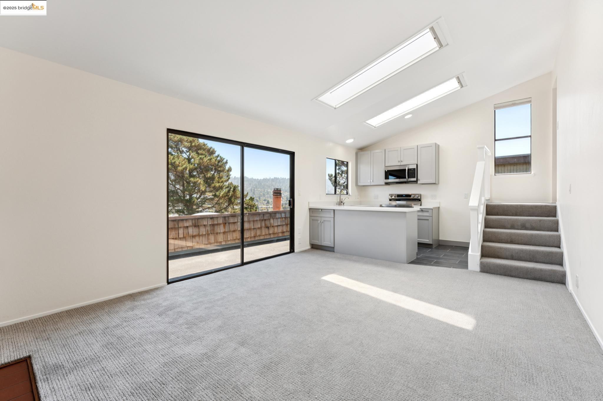 Detail Gallery Image 5 of 36 For 535 Jackson St #B,  Albany,  CA 94706 - 2 Beds | 2 Baths