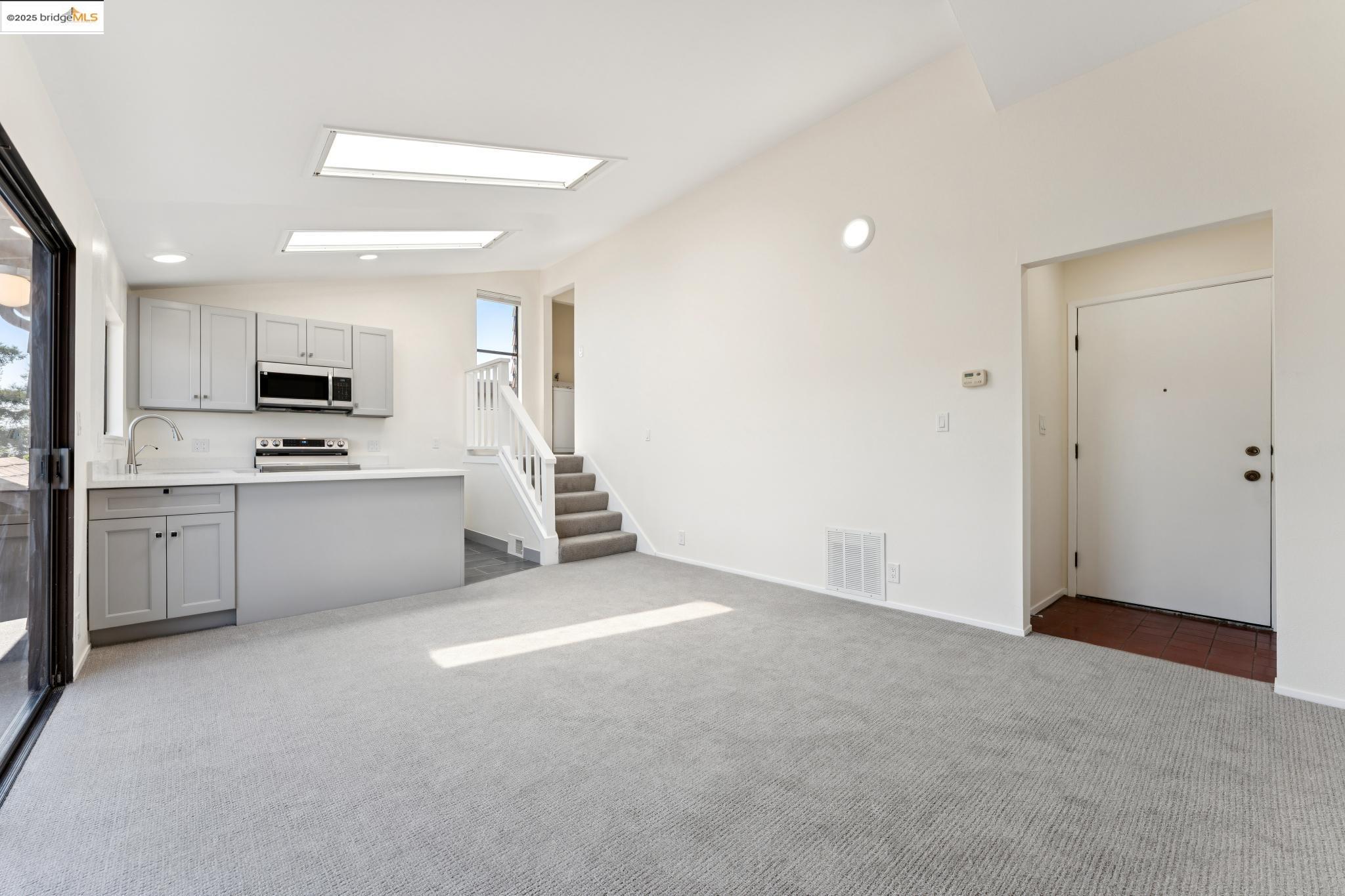 Detail Gallery Image 8 of 36 For 535 Jackson St #B,  Albany,  CA 94706 - 2 Beds | 2 Baths