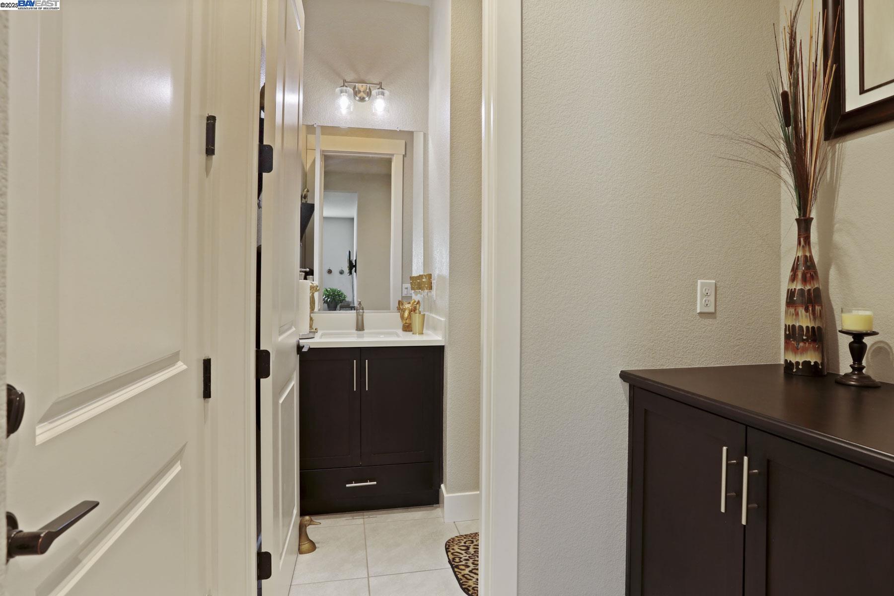 Detail Gallery Image 5 of 42 For 2595 Garden Farms Ave, Lathrop,  CA 95330 - 3 Beds | 2/1 Baths