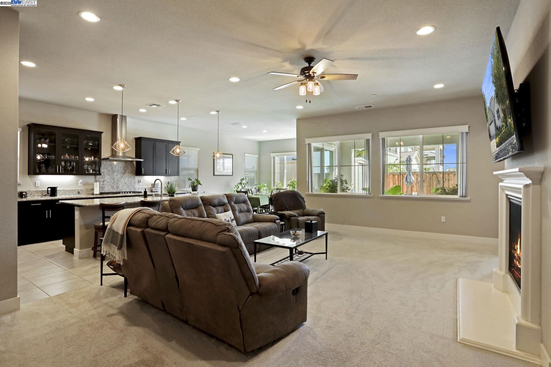 Detail Gallery Image 7 of 42 For 2595 Garden Farms Ave, Lathrop,  CA 95330 - 3 Beds | 2/1 Baths