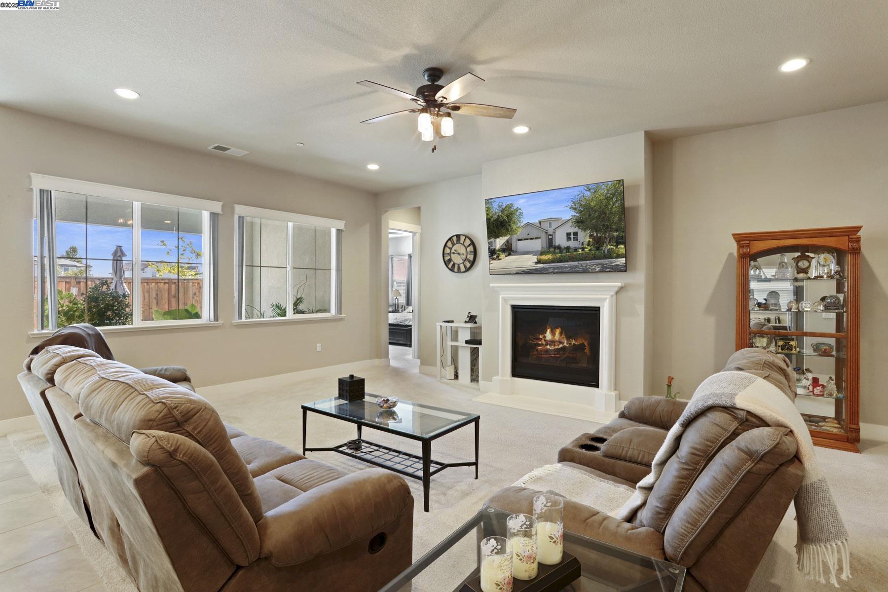 Detail Gallery Image 8 of 42 For 2595 Garden Farms Ave, Lathrop,  CA 95330 - 3 Beds | 2/1 Baths