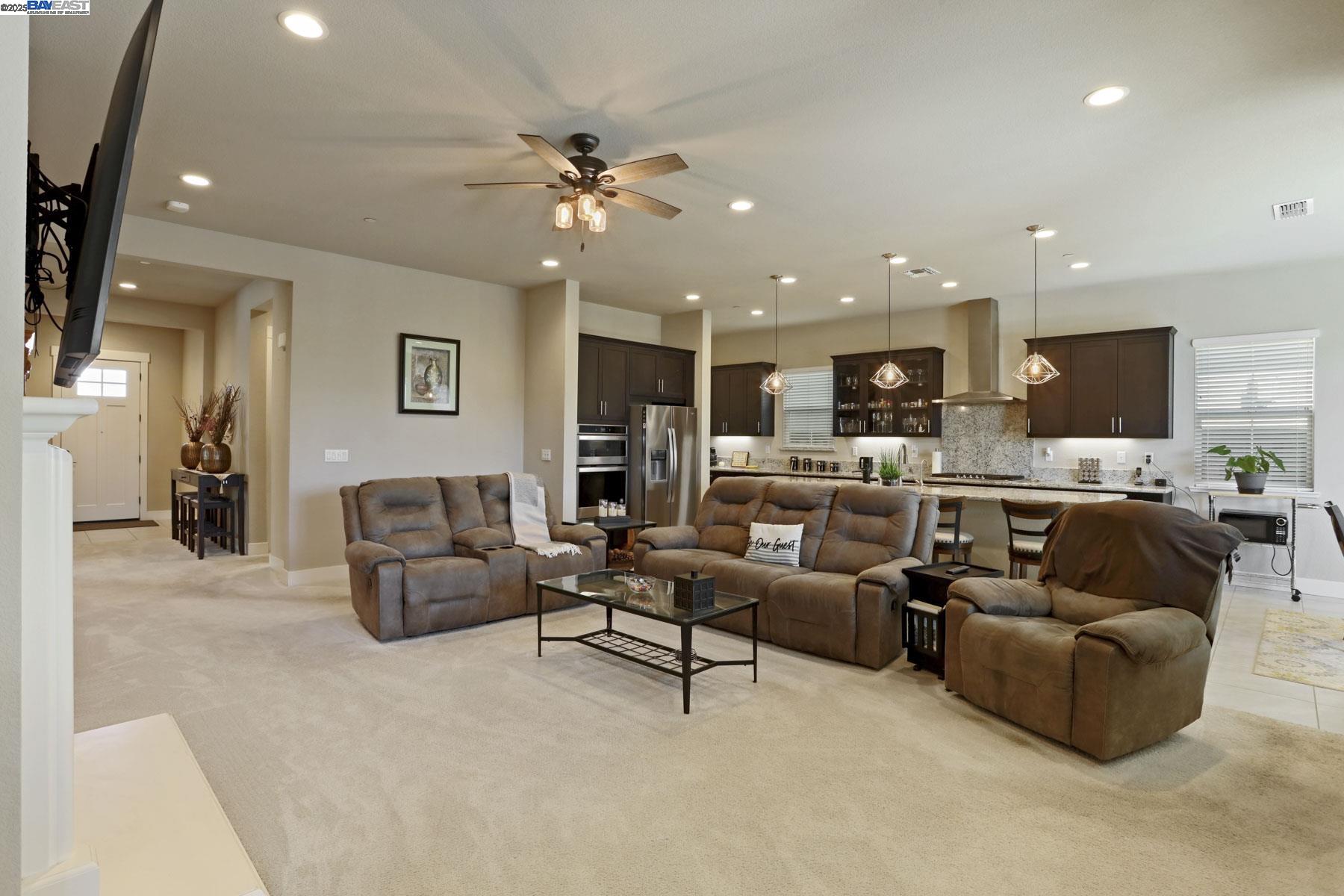 Detail Gallery Image 10 of 42 For 2595 Garden Farms Ave, Lathrop,  CA 95330 - 3 Beds | 2/1 Baths