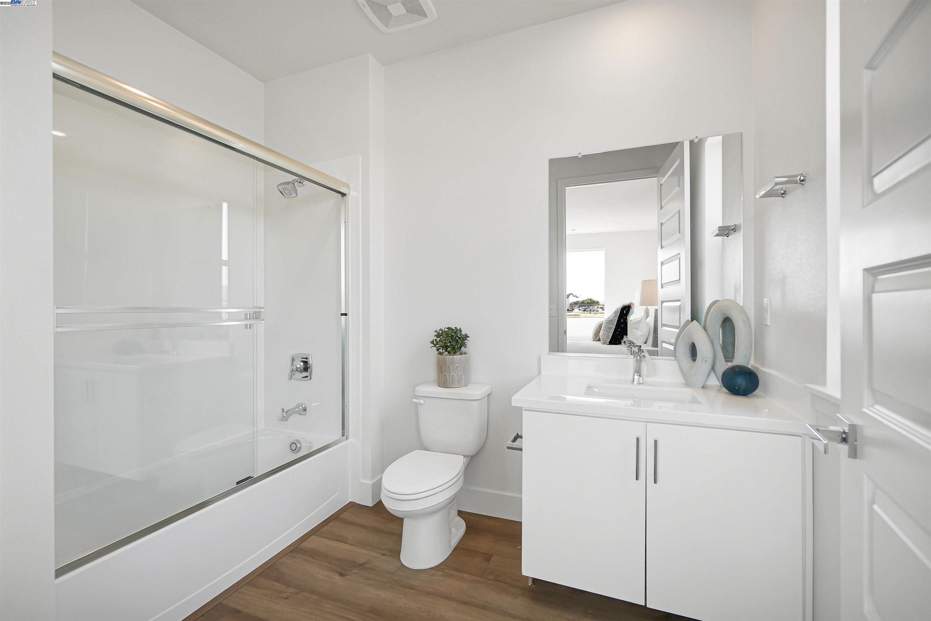 Detail Gallery Image 13 of 60 For 2388 Stanford Street, Alameda,  CA 94501 - 4 Beds | 3/1 Baths