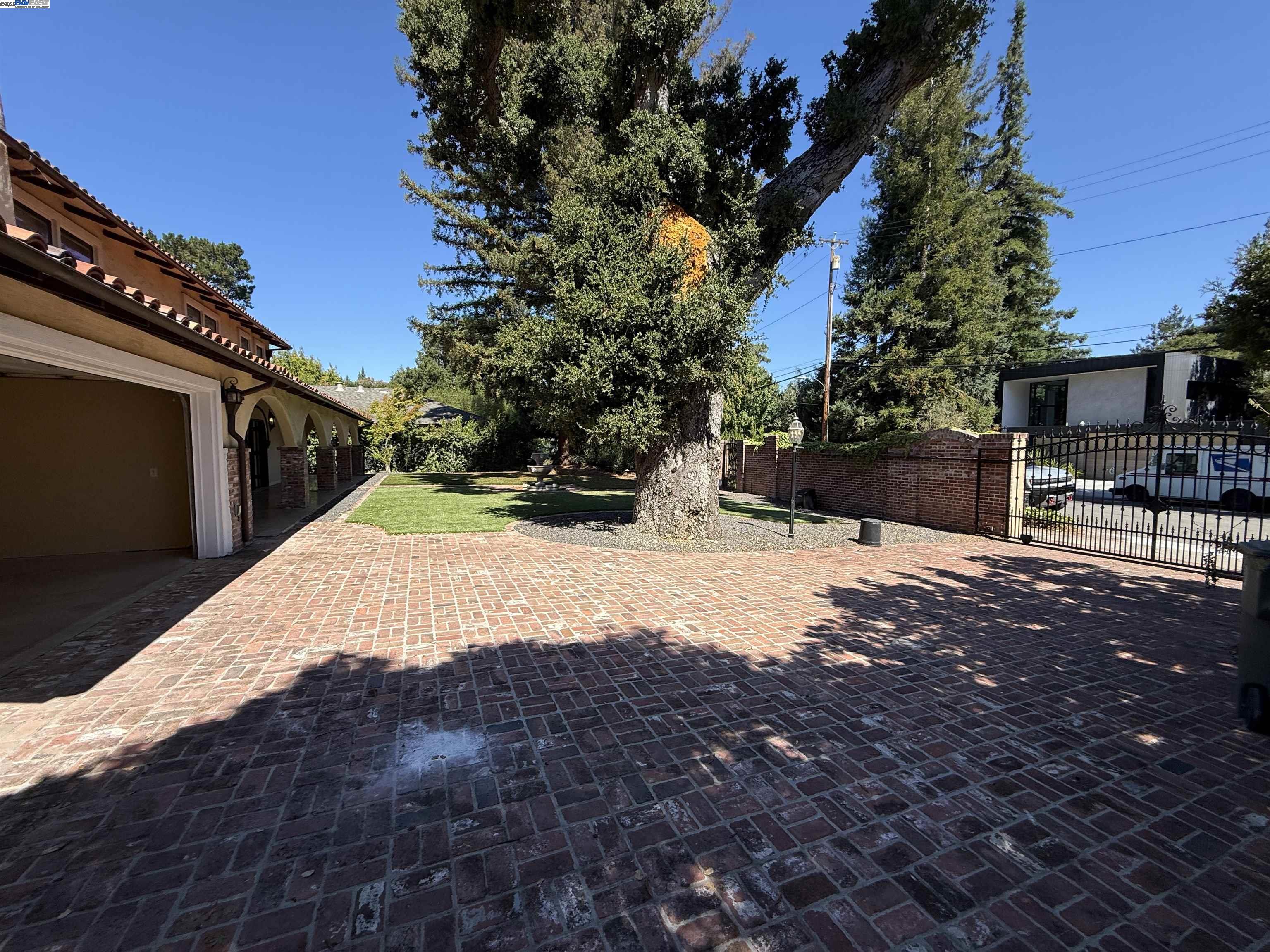 Detail Gallery Image 3 of 42 For 470 Hale St, Palo Alto,  CA 94301 - 4 Beds | 4/1 Baths