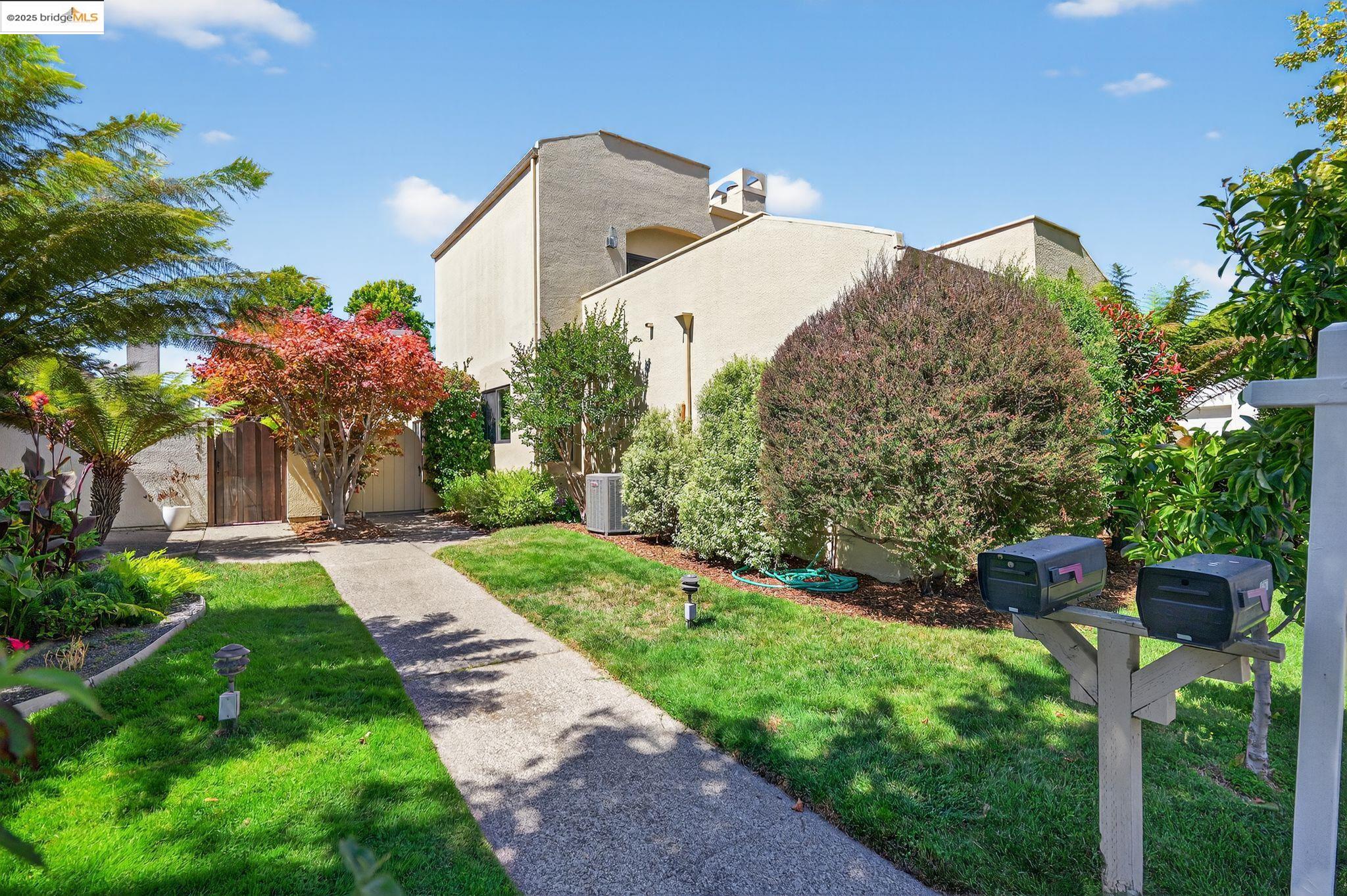 Detail Gallery Image 2 of 23 For 1357 Court St, Alameda,  CA 94501 - 3 Beds | 2 Baths