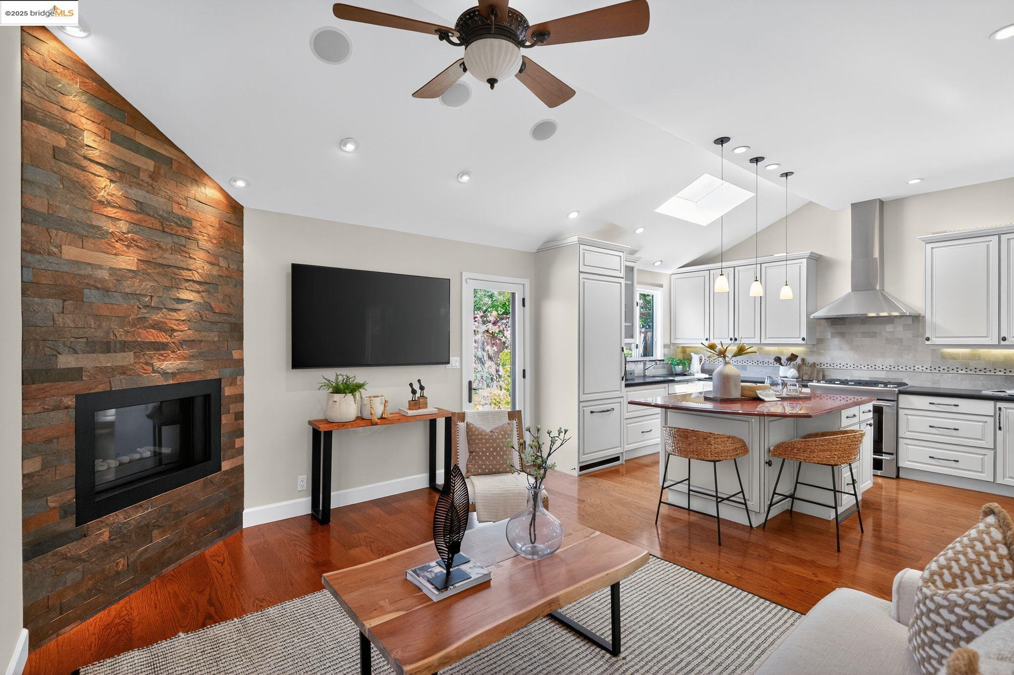 Detail Gallery Image 11 of 23 For 1357 Court St, Alameda,  CA 94501 - 3 Beds | 2 Baths
