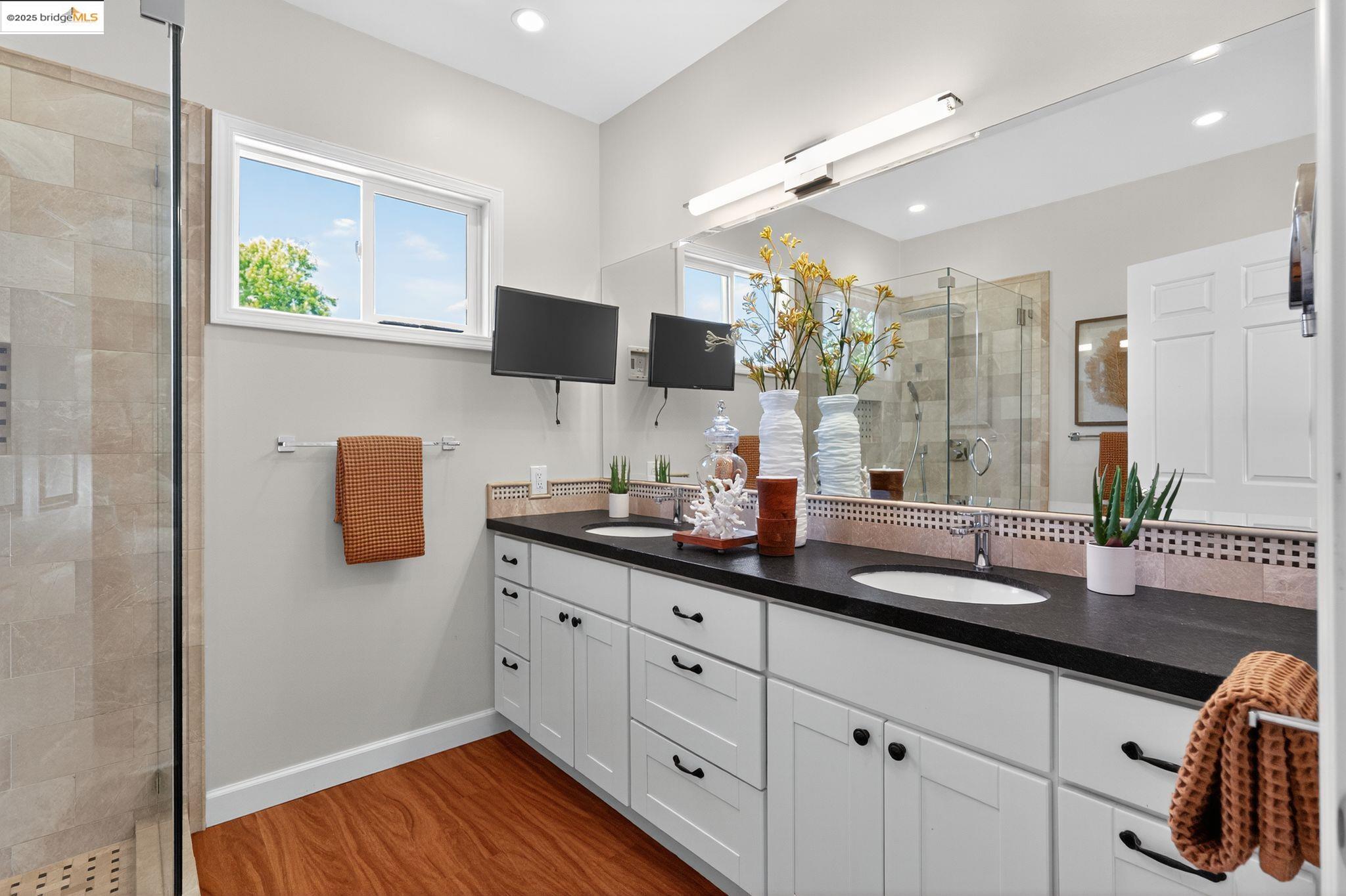 Detail Gallery Image 16 of 23 For 1357 Court St, Alameda,  CA 94501 - 3 Beds | 2 Baths