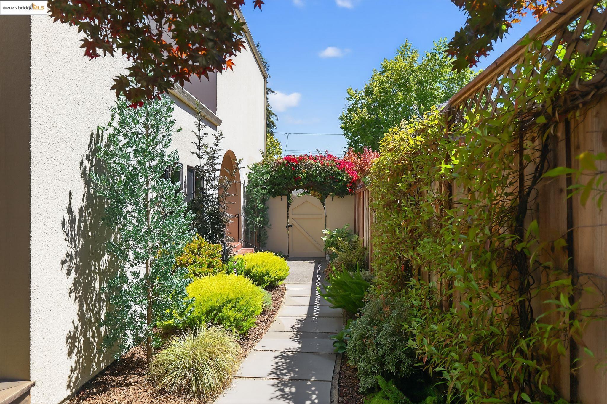 Detail Gallery Image 3 of 23 For 1357 Court St, Alameda,  CA 94501 - 3 Beds | 2 Baths