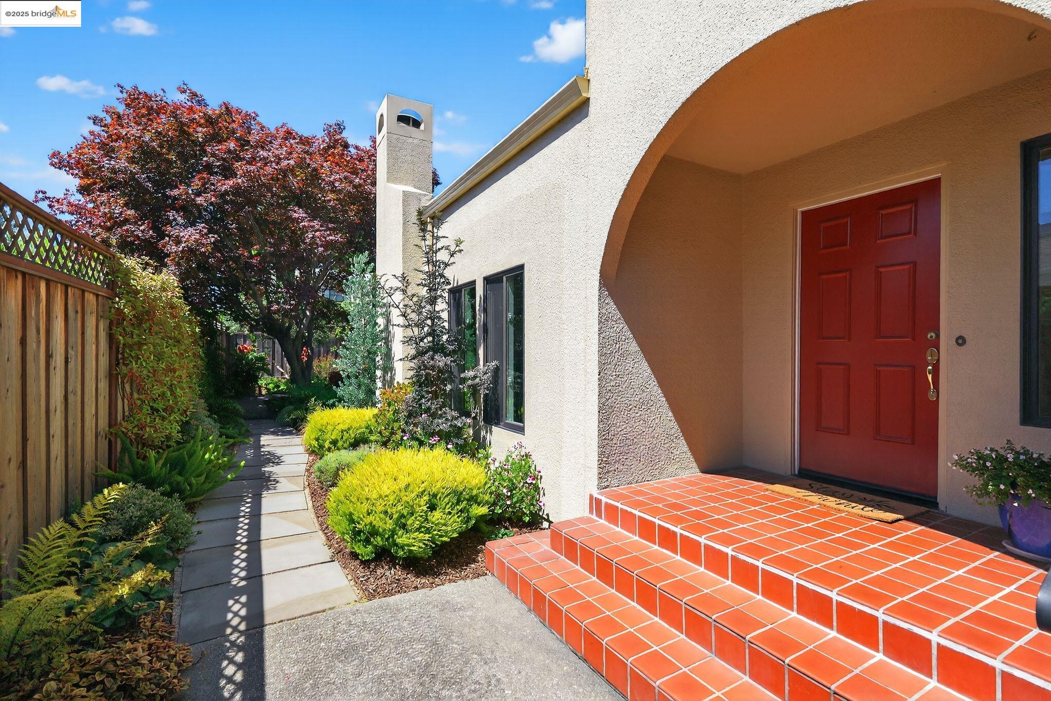 Detail Gallery Image 4 of 23 For 1357 Court St, Alameda,  CA 94501 - 3 Beds | 2 Baths