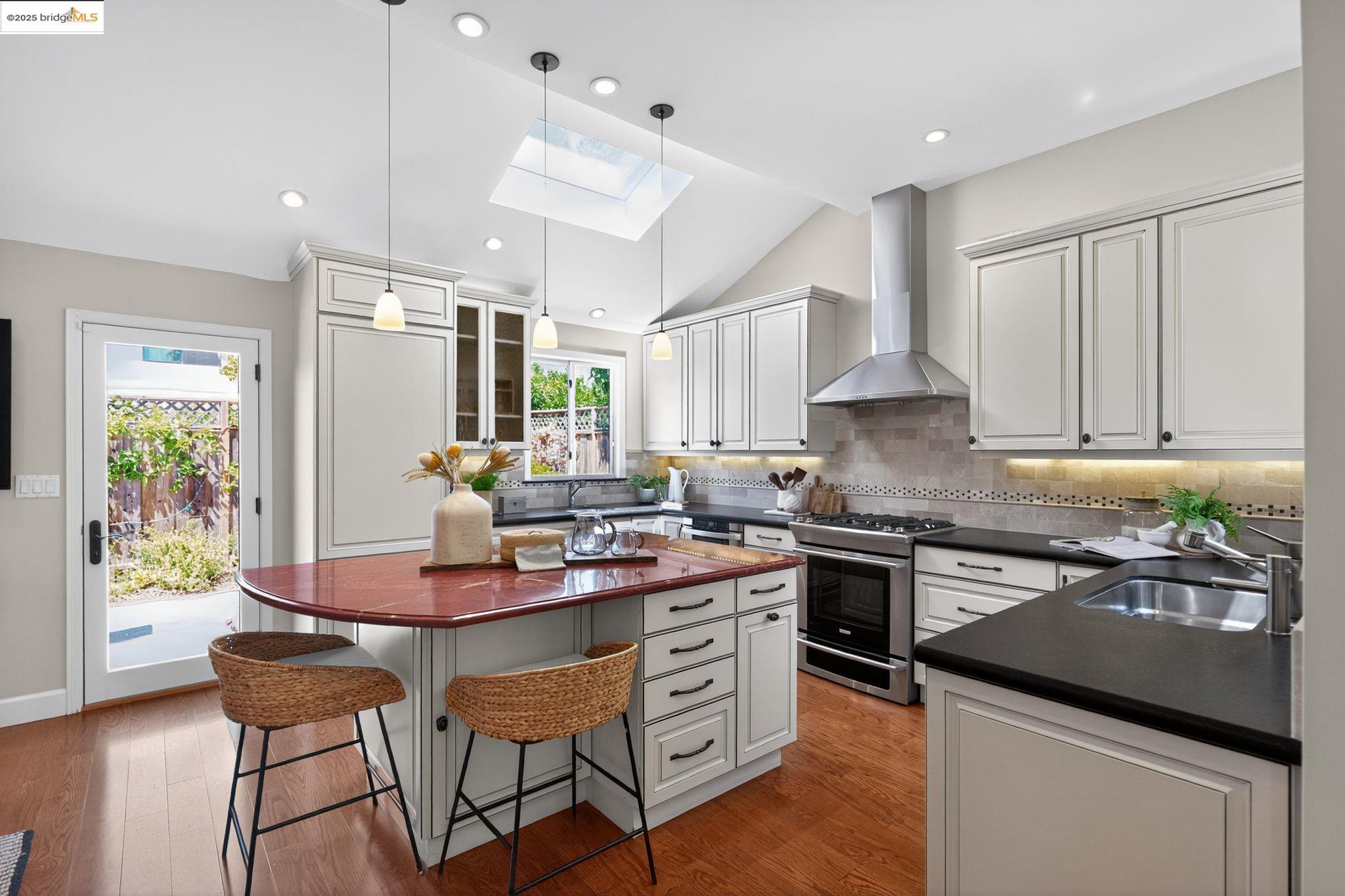 Detail Gallery Image 8 of 23 For 1357 Court St, Alameda,  CA 94501 - 3 Beds | 2 Baths