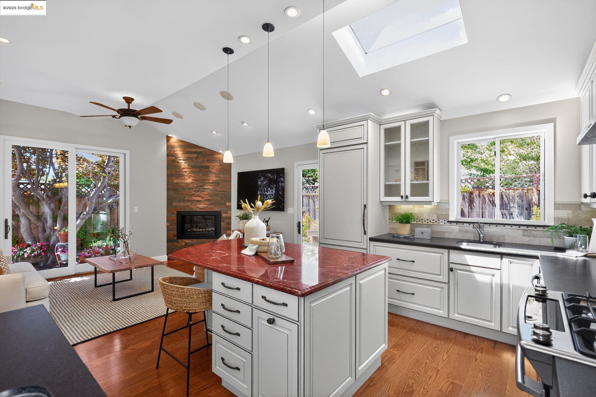 Detail Gallery Image 9 of 23 For 1357 Court St, Alameda,  CA 94501 - 3 Beds | 2 Baths