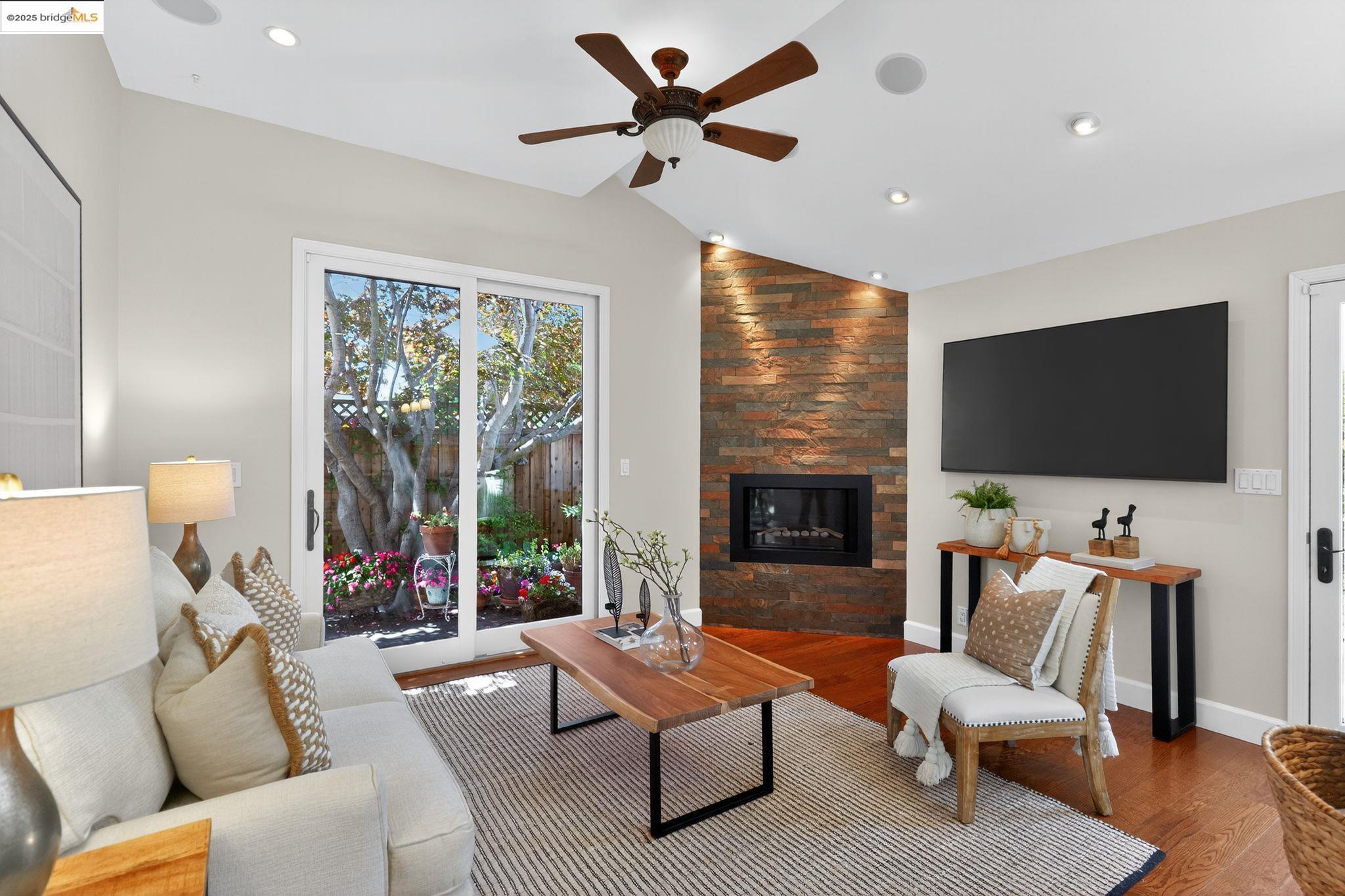 Detail Gallery Image 10 of 23 For 1357 Court St, Alameda,  CA 94501 - 3 Beds | 2 Baths