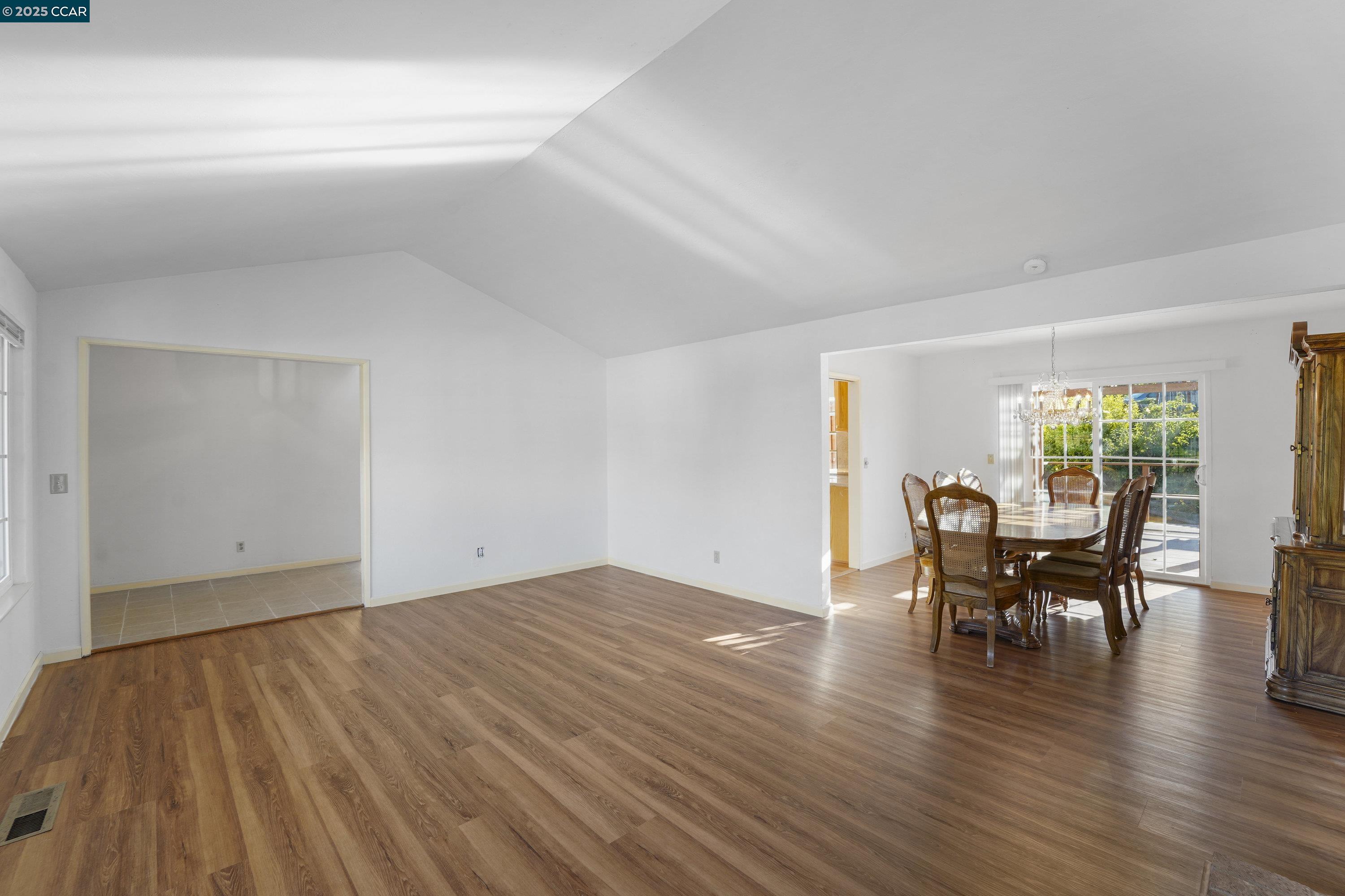 Detail Gallery Image 16 of 32 For 5160 Heavenly Ridge Ln, El Sobrante,  CA 94803 - 4 Beds | 3 Baths