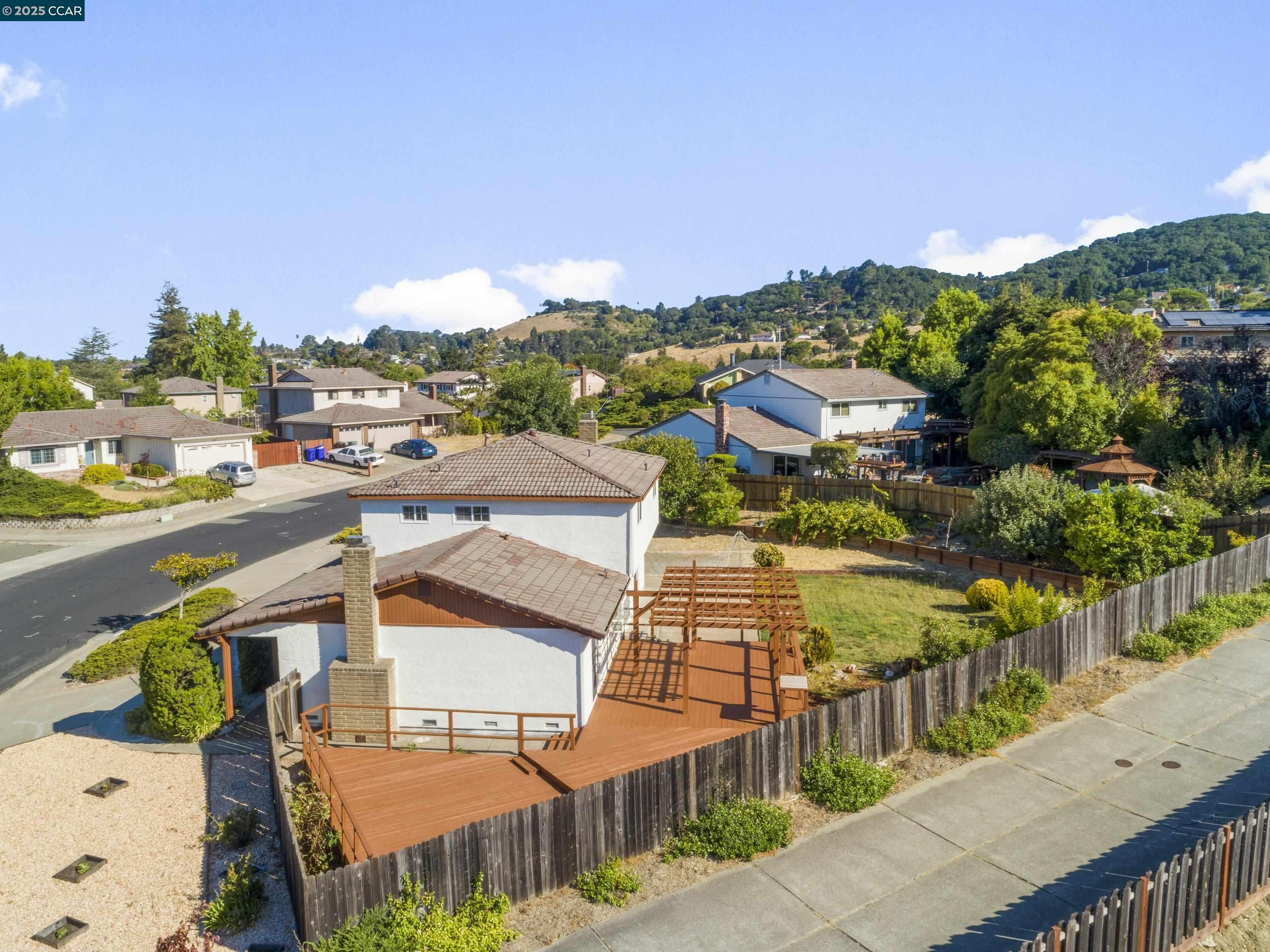 Detail Gallery Image 4 of 32 For 5160 Heavenly Ridge Ln, El Sobrante,  CA 94803 - 4 Beds | 3 Baths