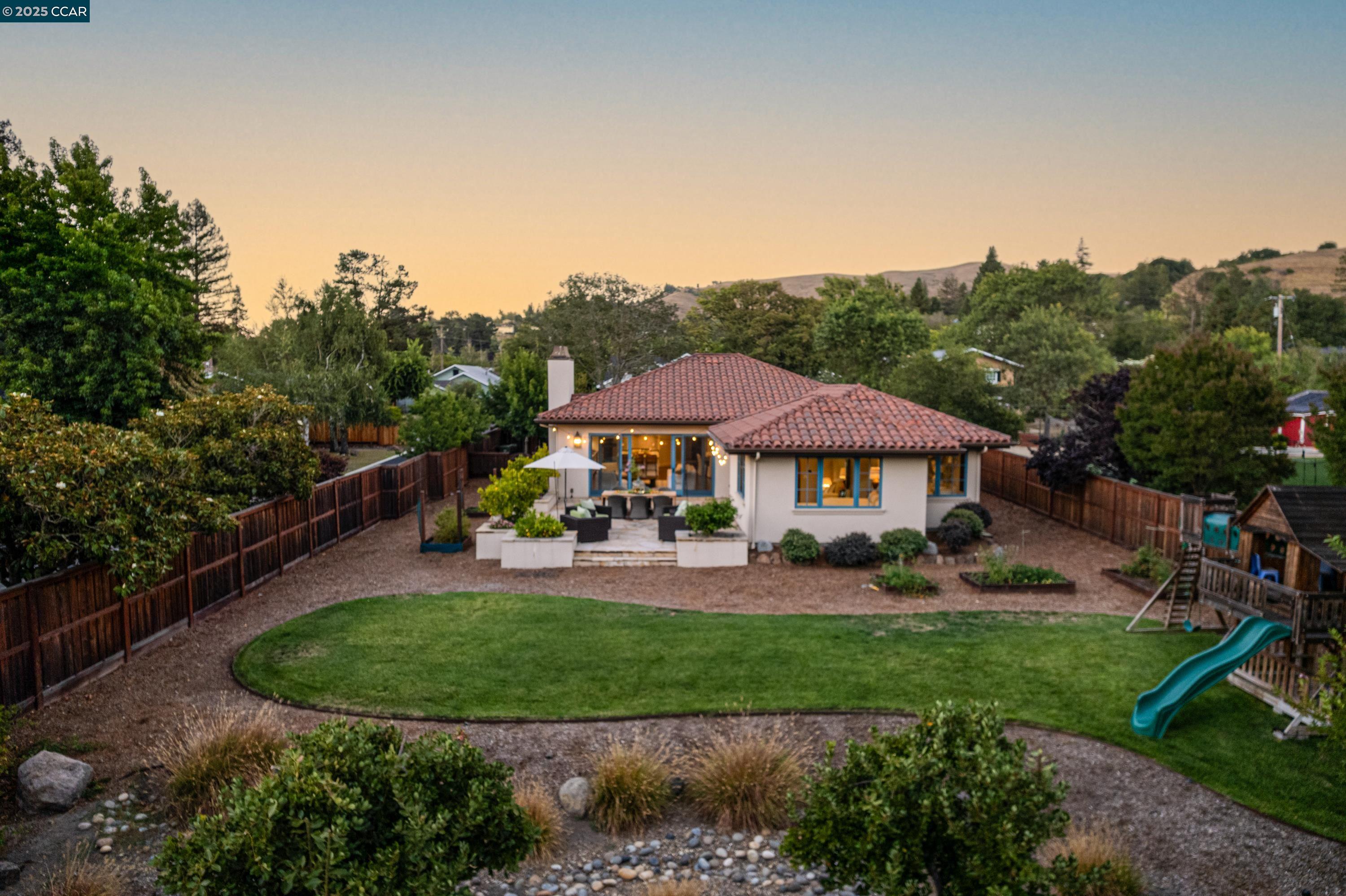 Detail Gallery Image 2 of 53 For 3 Barnes Ct, Moraga,  CA 94556 - 5 Beds | 4/1 Baths
