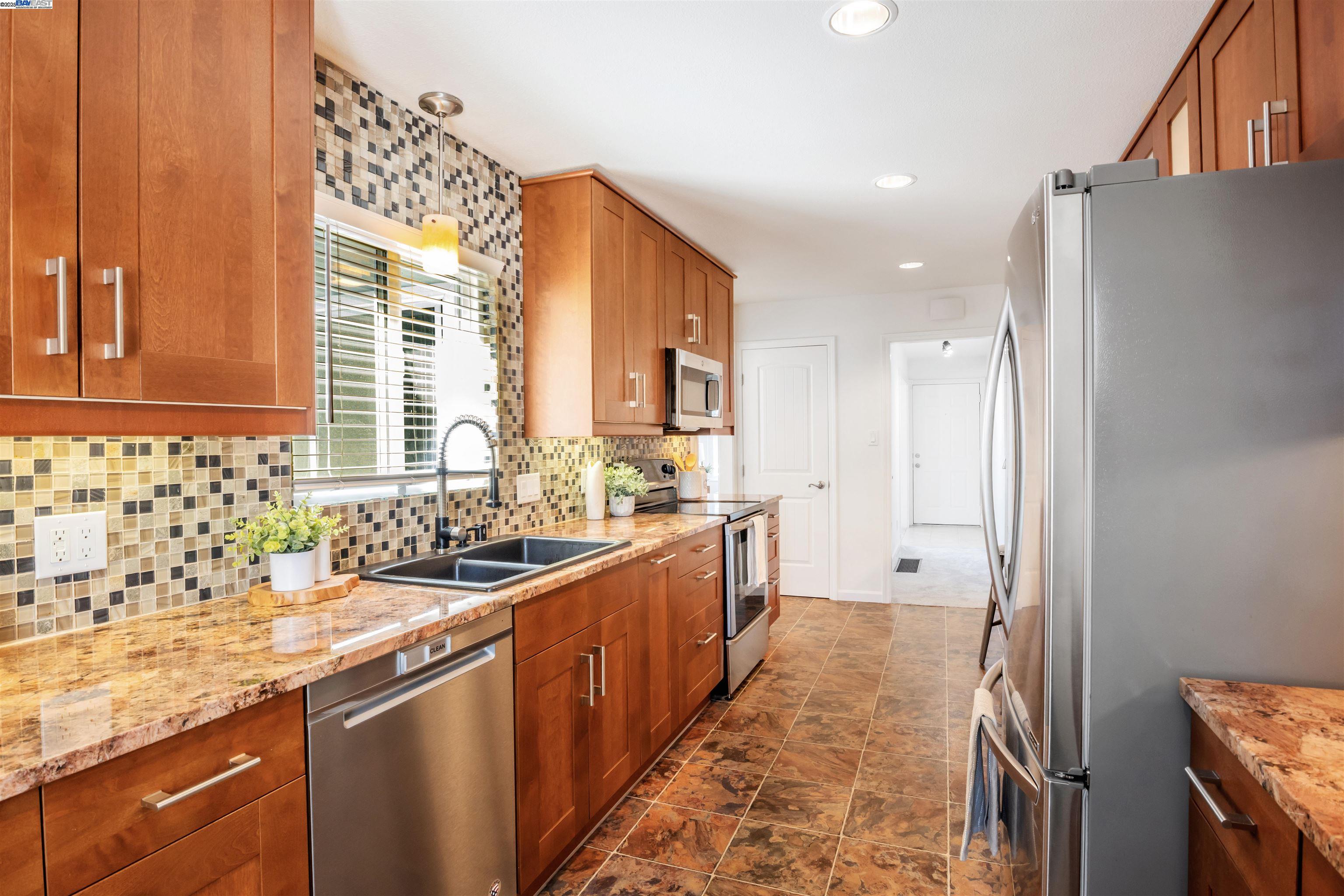 Detail Gallery Image 15 of 58 For 16830 President Dr, Castro Valley,  CA 94578-1261 - 3 Beds | 2 Baths
