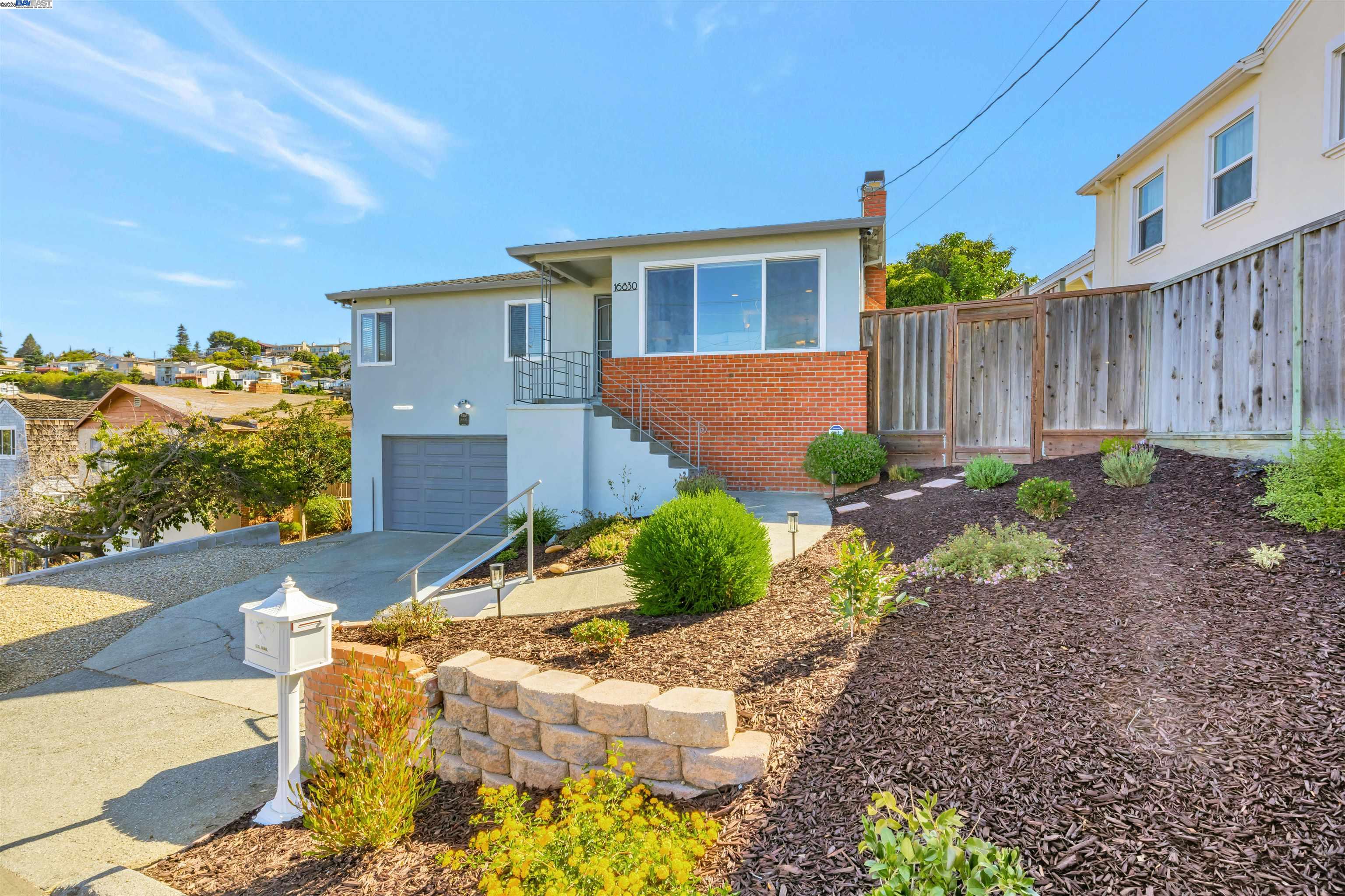 Detail Gallery Image 3 of 58 For 16830 President Dr, Castro Valley,  CA 94578-1261 - 3 Beds | 2 Baths