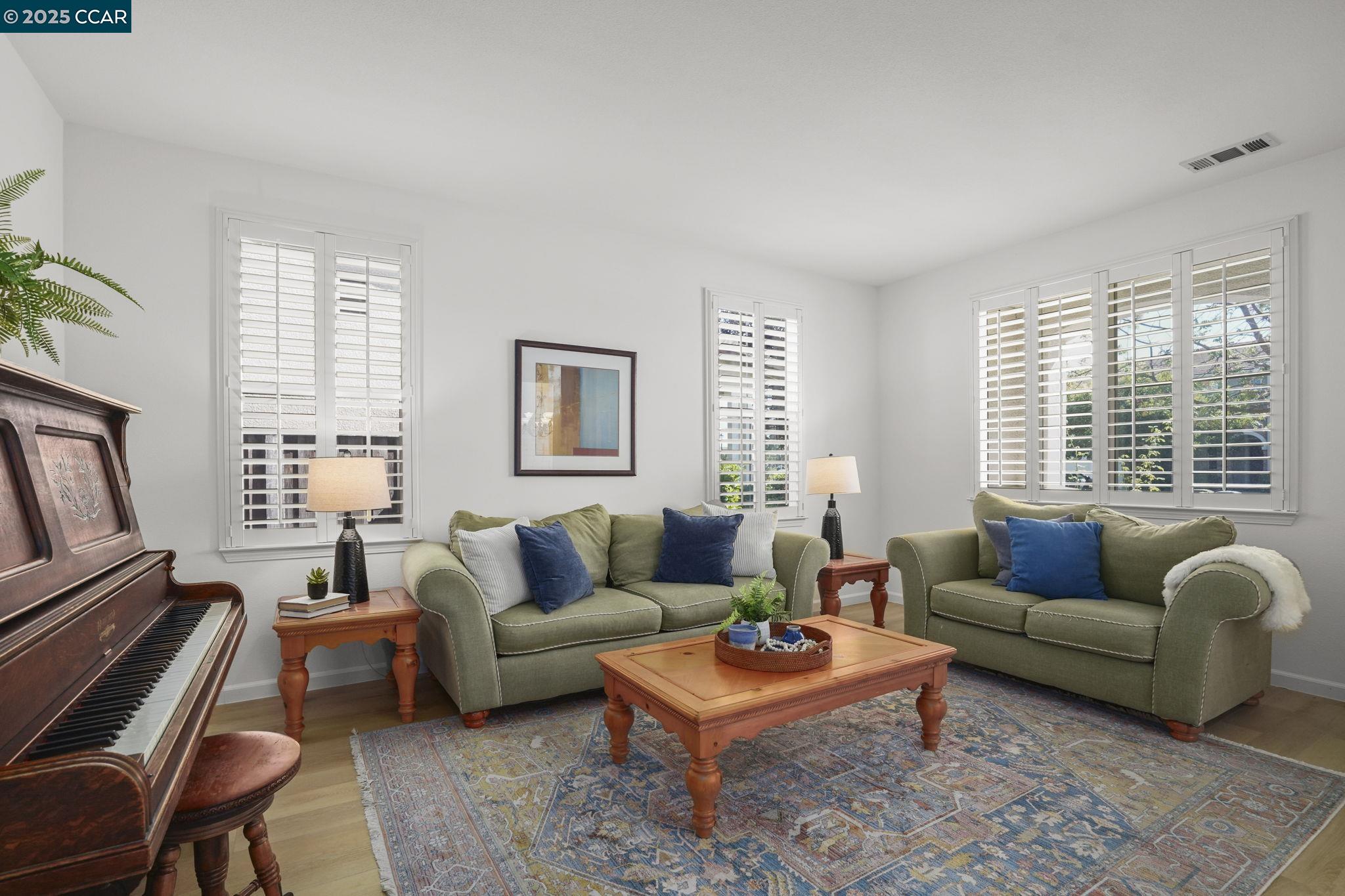 Detail Gallery Image 4 of 38 For 504 Silver Spur Ln, Oakley,  CA 94561 - 4 Beds | 3/1 Baths