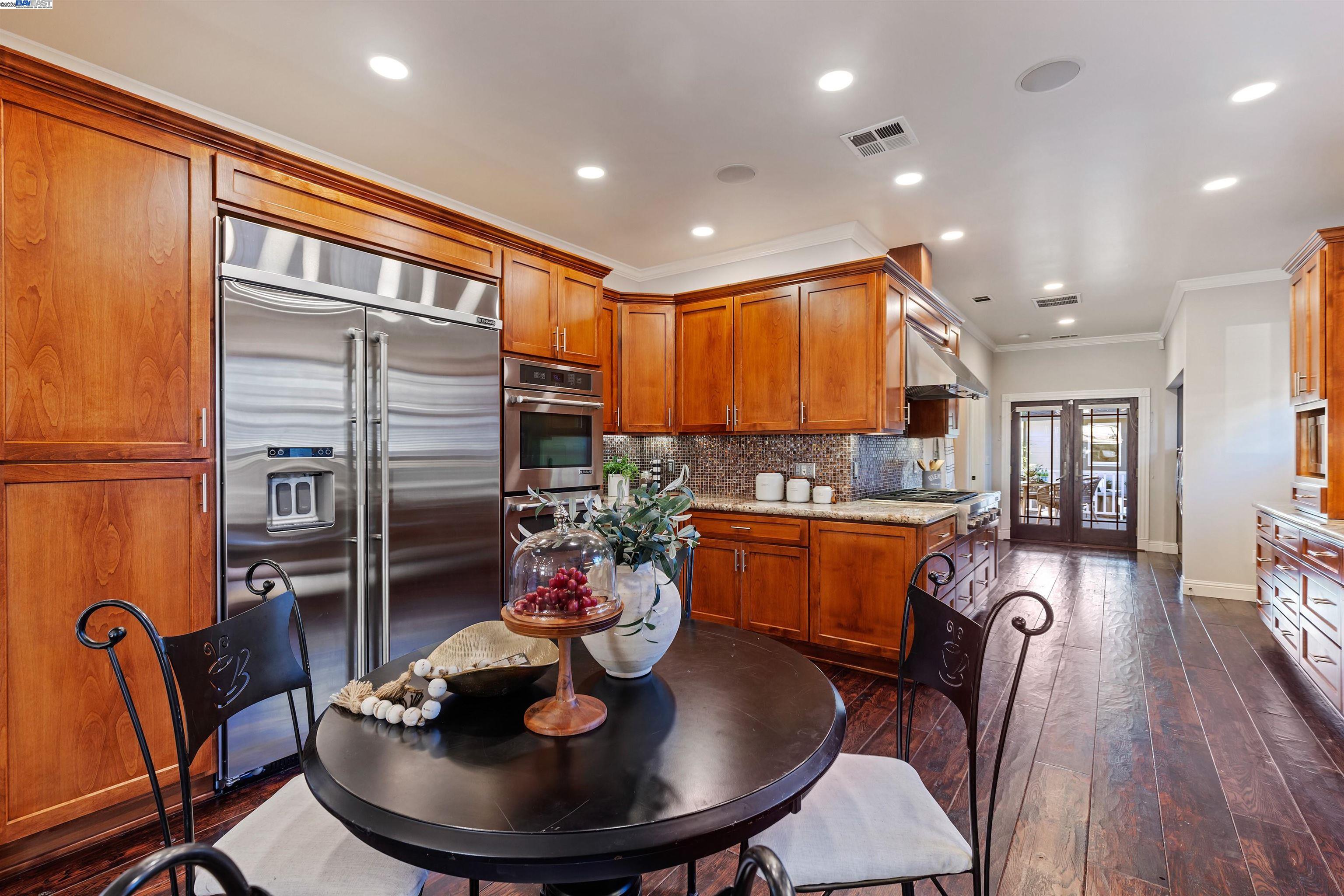 Detail Gallery Image 15 of 52 For 4463 Pleasanton Ave, Pleasanton,  CA 94566 - 3 Beds | 2/1 Baths