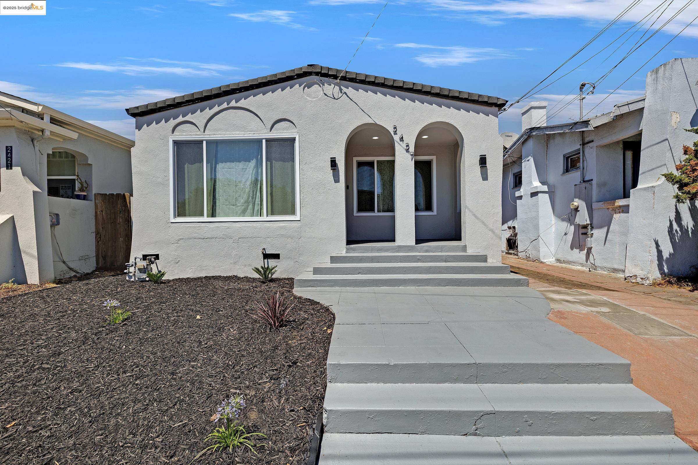 Detail Gallery Image 2 of 38 For 2427 67th Ave, Oakland,  CA 94605 - 3 Beds | 2 Baths
