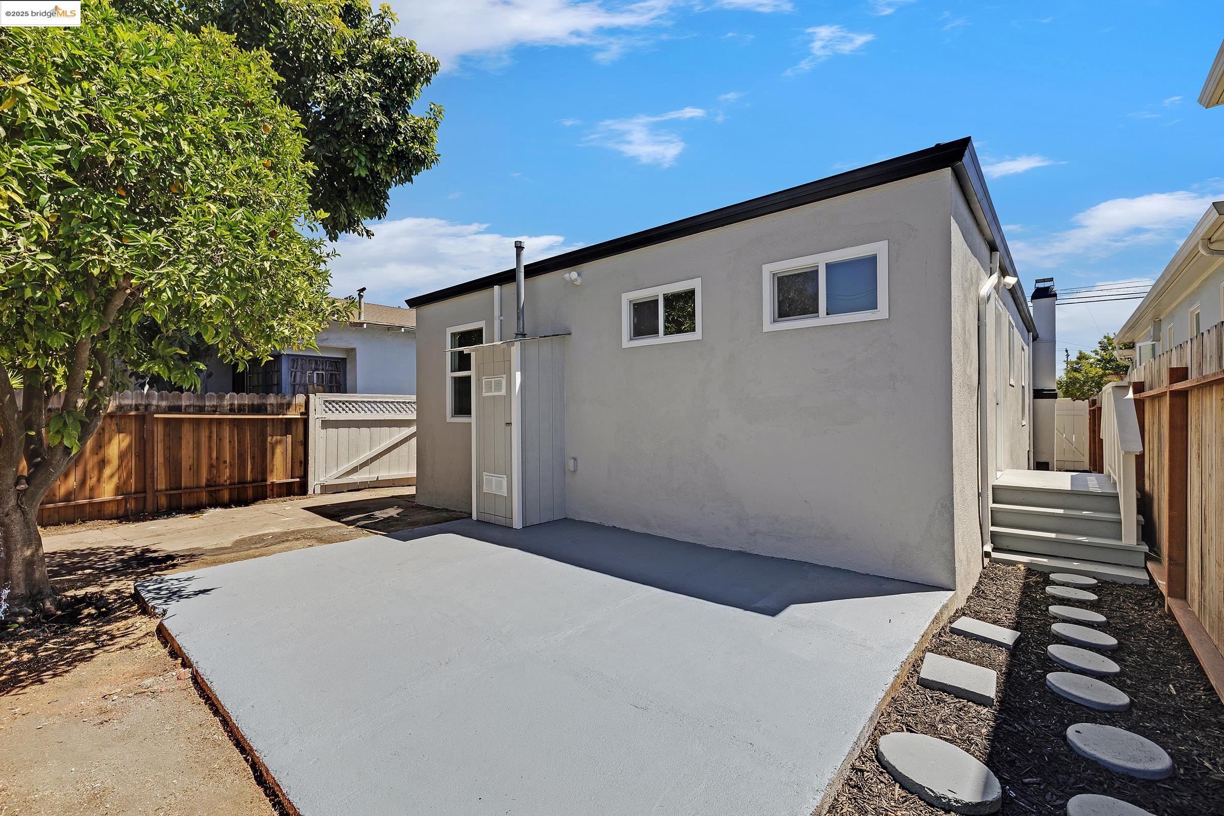 Detail Gallery Image 13 of 38 For 2427 67th Ave, Oakland,  CA 94605 - 3 Beds | 2 Baths