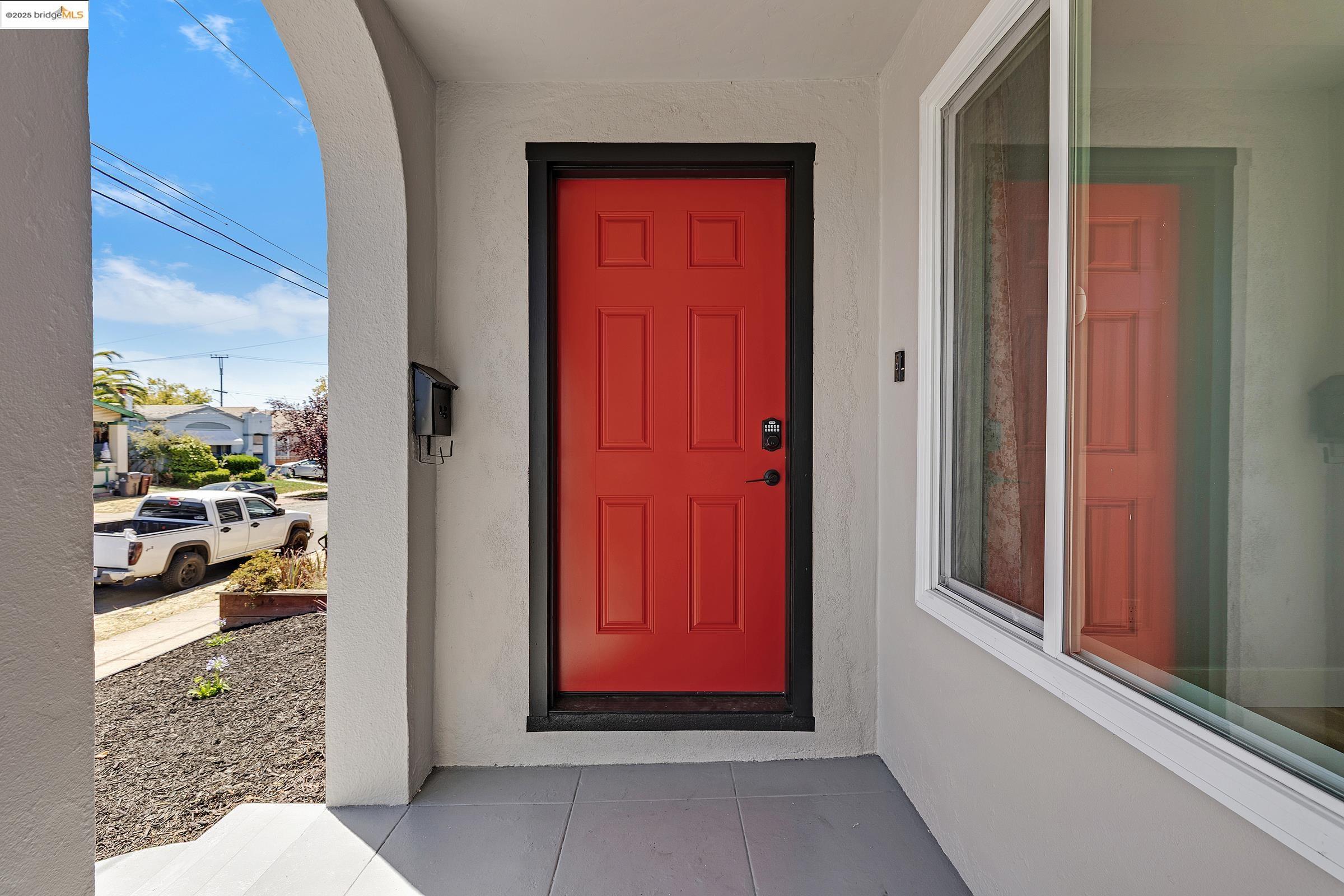 Detail Gallery Image 3 of 38 For 2427 67th Ave, Oakland,  CA 94605 - 3 Beds | 2 Baths