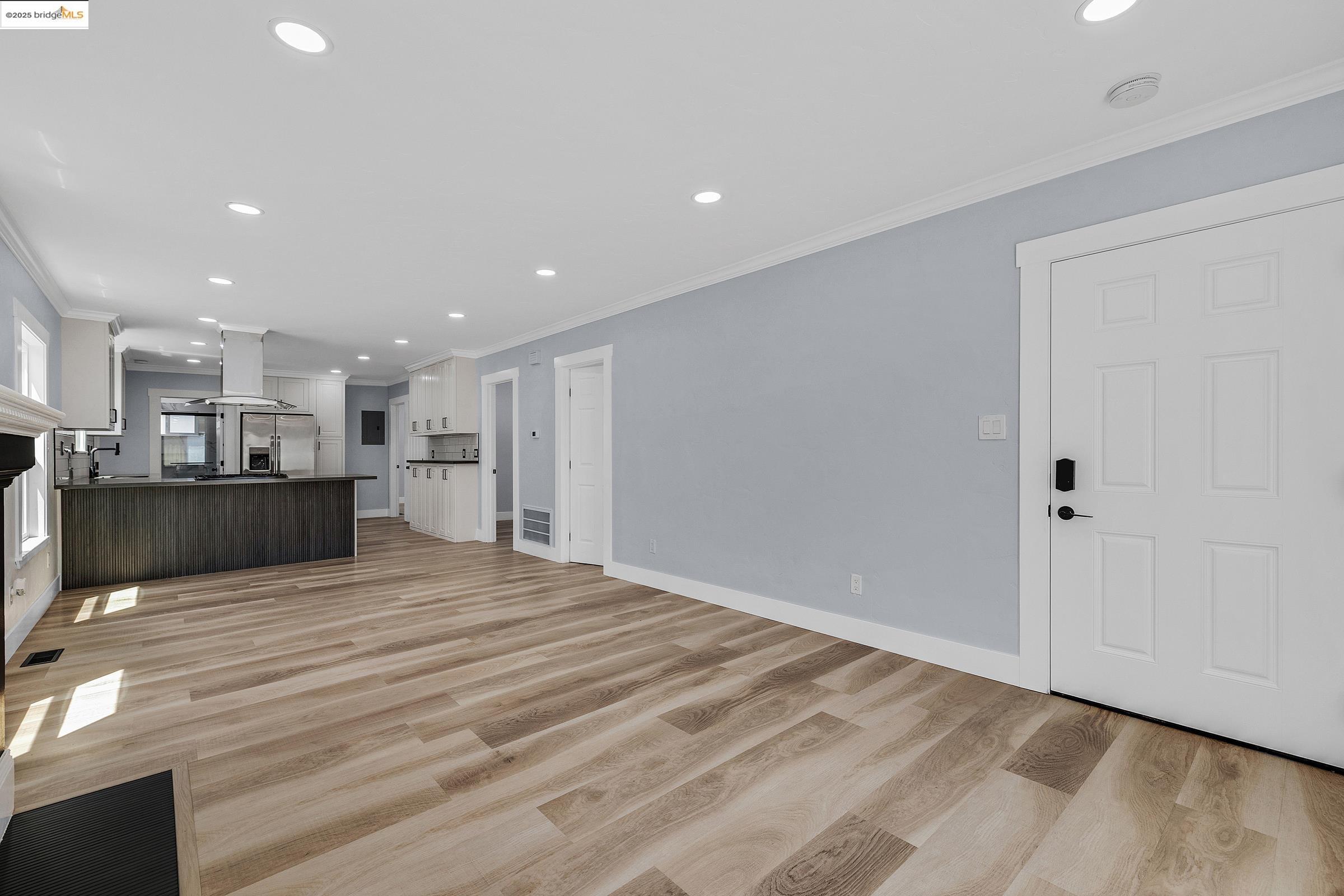 Detail Gallery Image 9 of 38 For 2427 67th Ave, Oakland,  CA 94605 - 3 Beds | 2 Baths