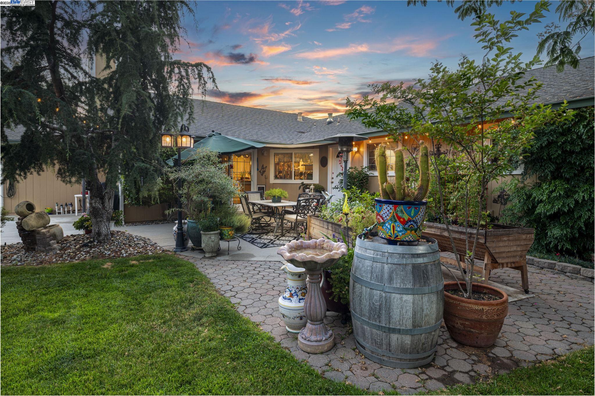 Detail Gallery Image 5 of 58 For 368 Beverly St, Livermore,  CA 94550 - 4 Beds | 2/1 Baths