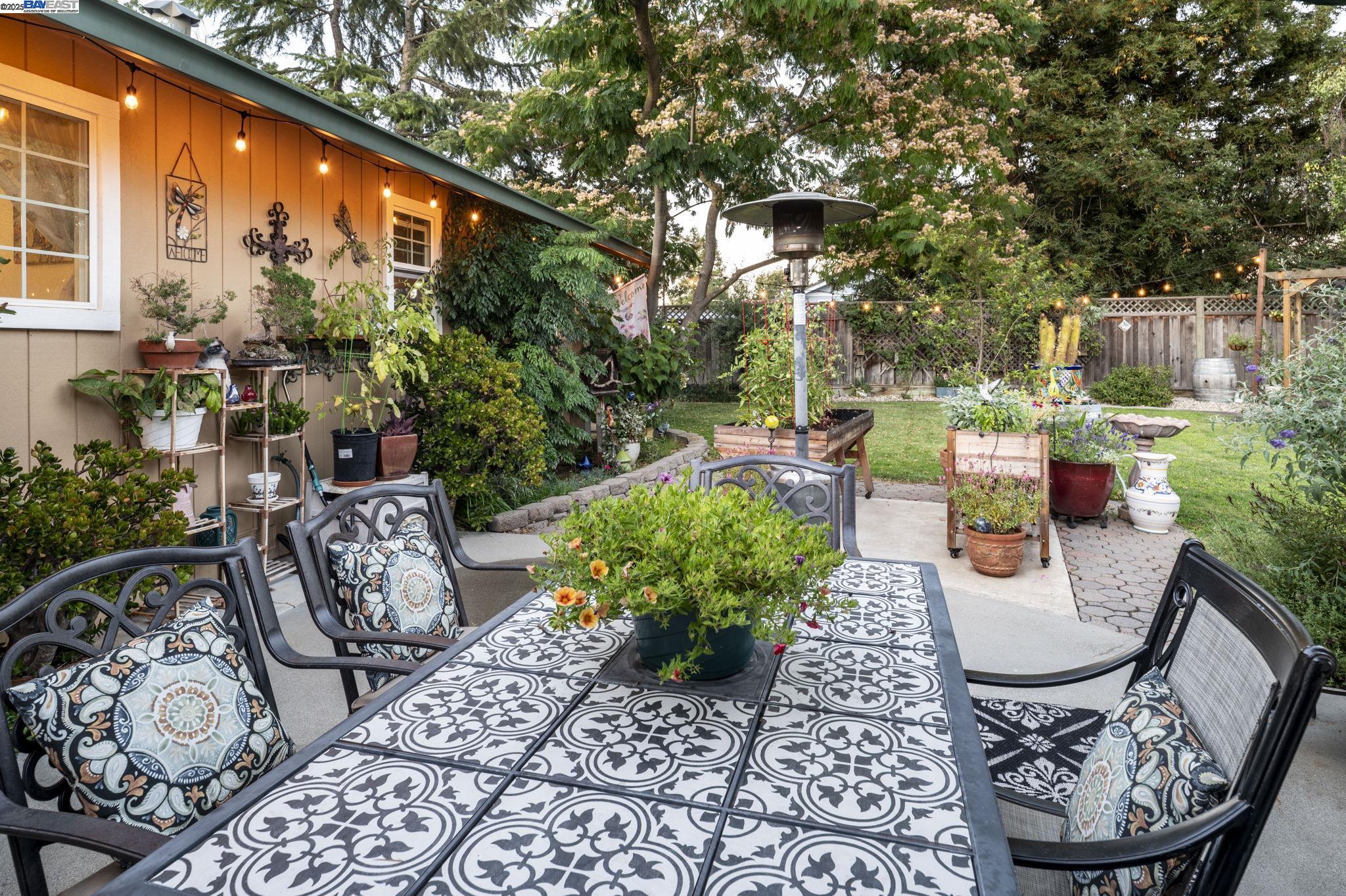 Detail Gallery Image 8 of 58 For 368 Beverly St, Livermore,  CA 94550 - 4 Beds | 2/1 Baths