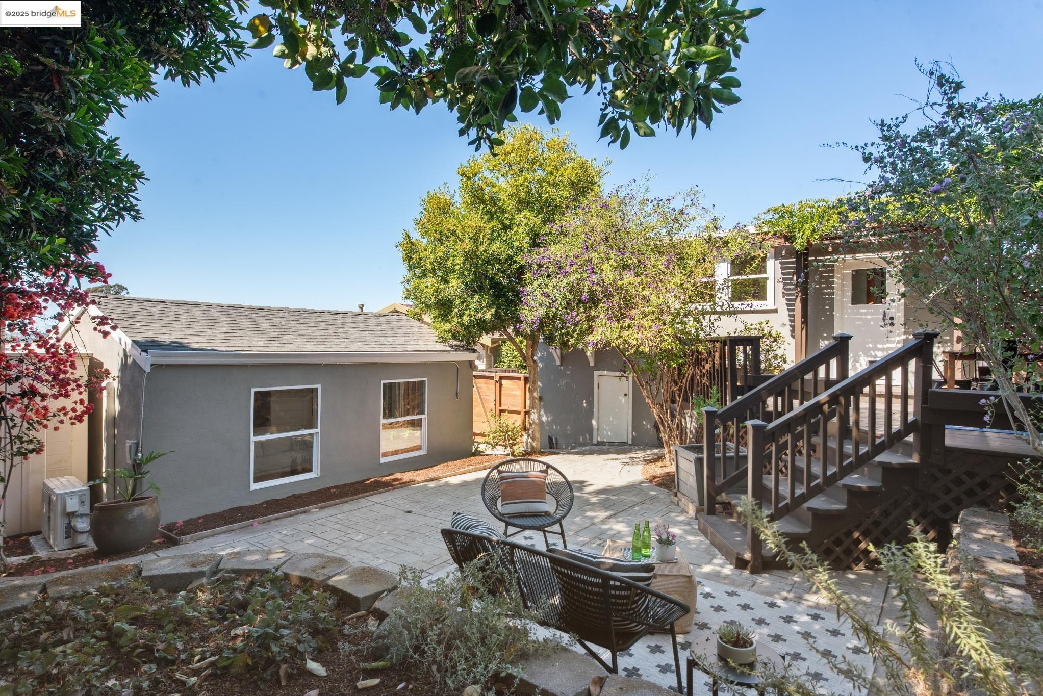 Detail Gallery Image 4 of 47 For 4621 Walnut St, Oakland,  CA 94619 - 2 Beds | 1 Baths