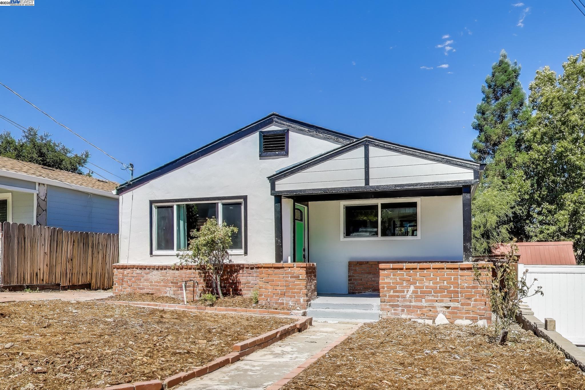 Detail Gallery Image 2 of 26 For 2131 Pomona, Martinez,  CA 94553 - 4 Beds | 2 Baths