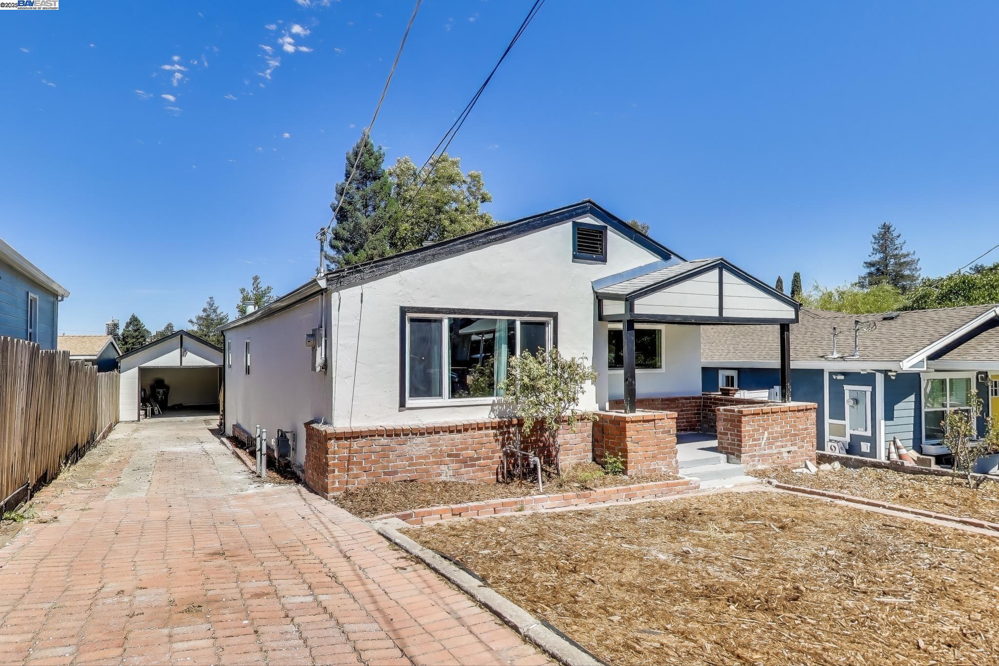 Detail Gallery Image 3 of 26 For 2131 Pomona, Martinez,  CA 94553 - 4 Beds | 2 Baths