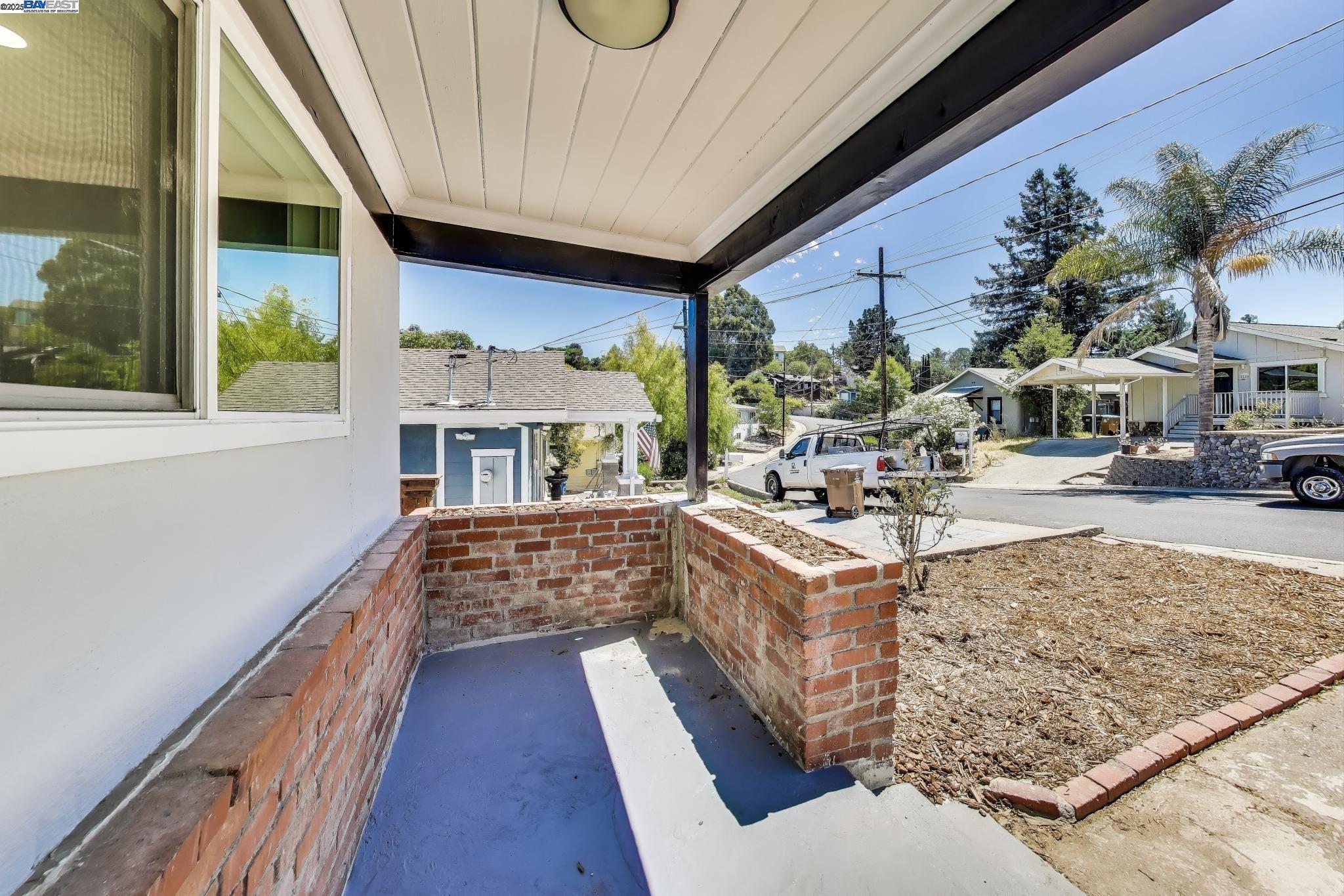 Detail Gallery Image 4 of 26 For 2131 Pomona, Martinez,  CA 94553 - 4 Beds | 2 Baths