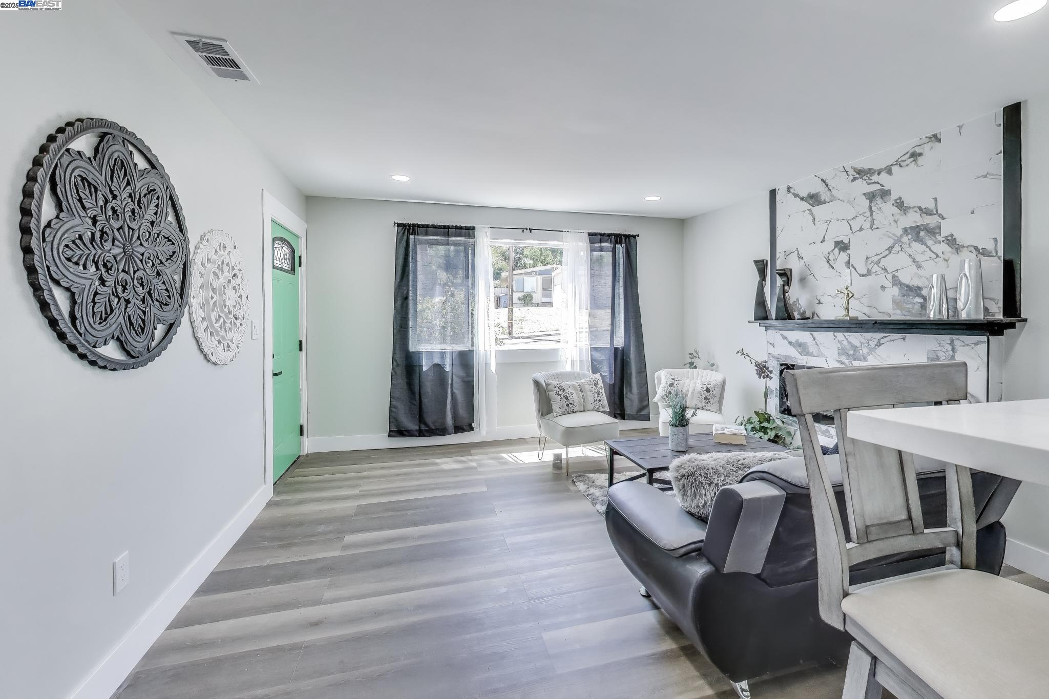 Detail Gallery Image 6 of 26 For 2131 Pomona, Martinez,  CA 94553 - 4 Beds | 2 Baths