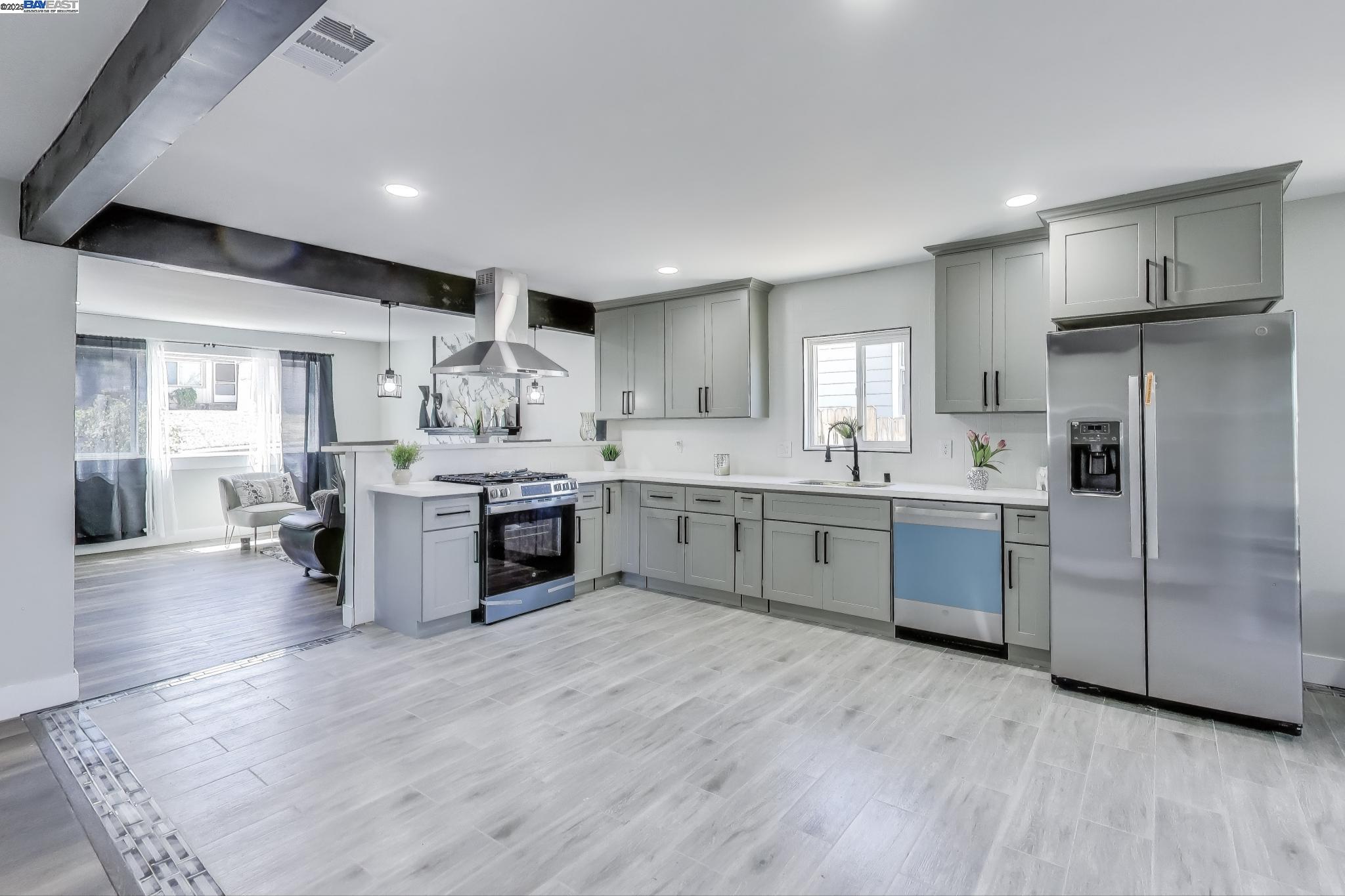 Detail Gallery Image 7 of 26 For 2131 Pomona, Martinez,  CA 94553 - 4 Beds | 2 Baths