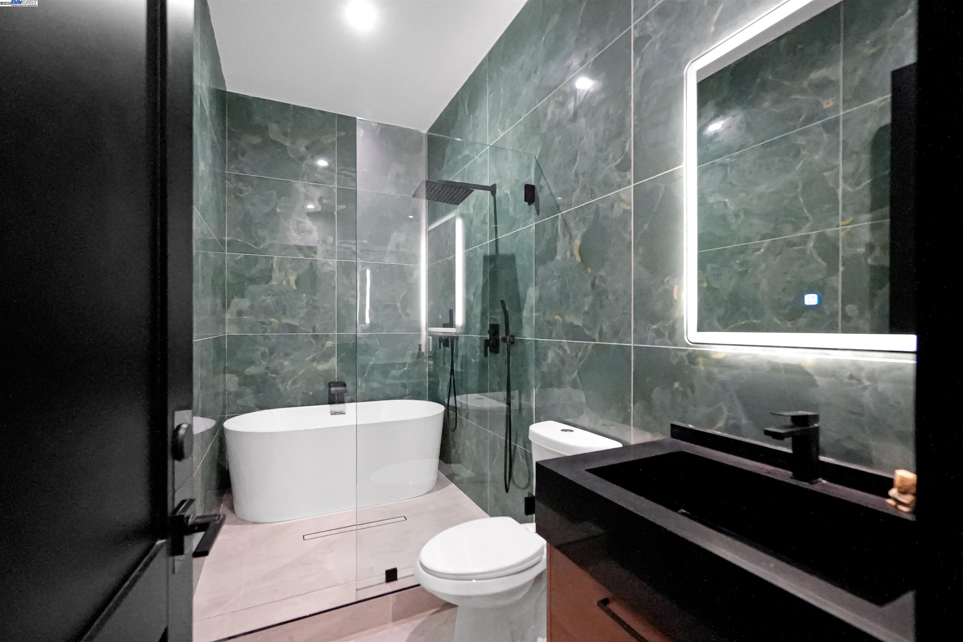 Detail Gallery Image 12 of 60 For 5229 Miles Ave, Oakland,  CA 94618 - 6 Beds | 6/1 Baths