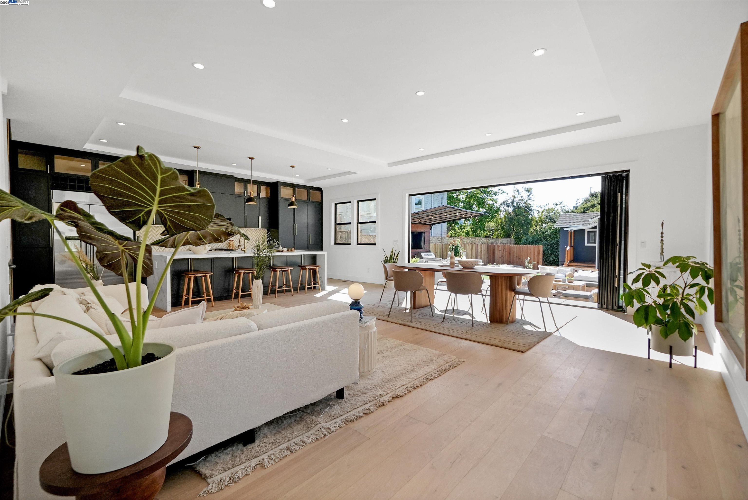 Detail Gallery Image 13 of 60 For 5229 Miles Ave, Oakland,  CA 94618 - 6 Beds | 6/1 Baths